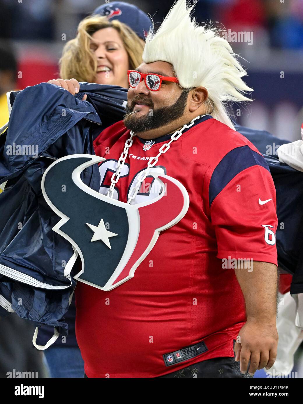 9 janvier 2022, Houston, Texas, États-Unis : le fan des Houston Texans quitte le terrain après avoir arboré le drapeau des États-Unis avant le match entre les Houston Texans et les Tennessee Titans au NRG Stadium. Crédit obligatoire : Maria Lysaker/ZUMA Press. (Crédit image : © Maria Lysaker/ZUMA Press Wire) Banque D'Images
