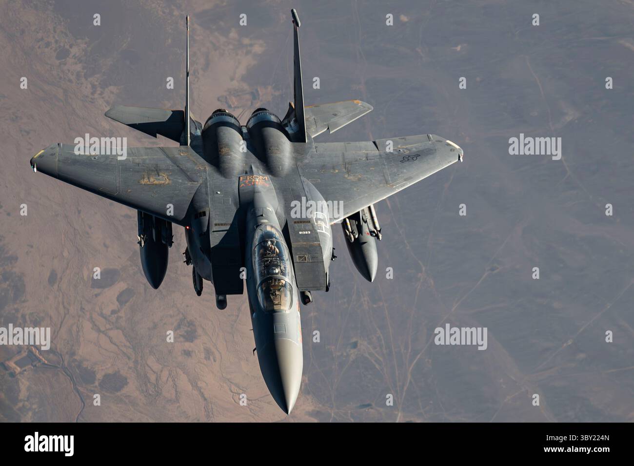 Un F-15E Strike Eagle de l'US Air Force revient pour patrouiller au-dessus de la zone de responsabilité du commandement central des États-Unis, le 7 juillet 2025. Chargement sur aile basse Banque D'Images