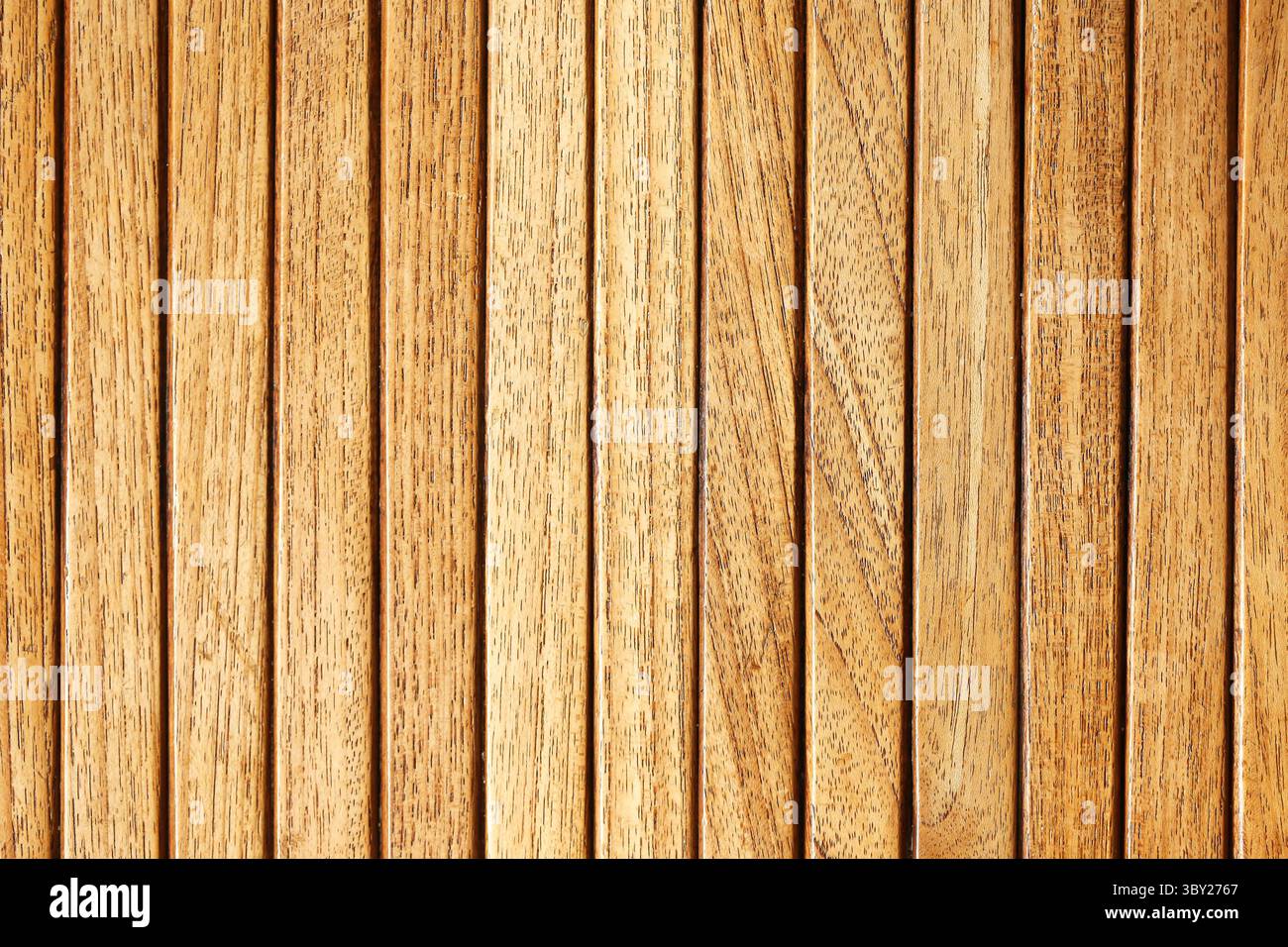 Panneau mural à lattes en bois. Texture de bois brun naturel. Fond de planches verticales. Conception de surface rustique. Motif décoratif en bois. Elément intérieur. Banque D'Images