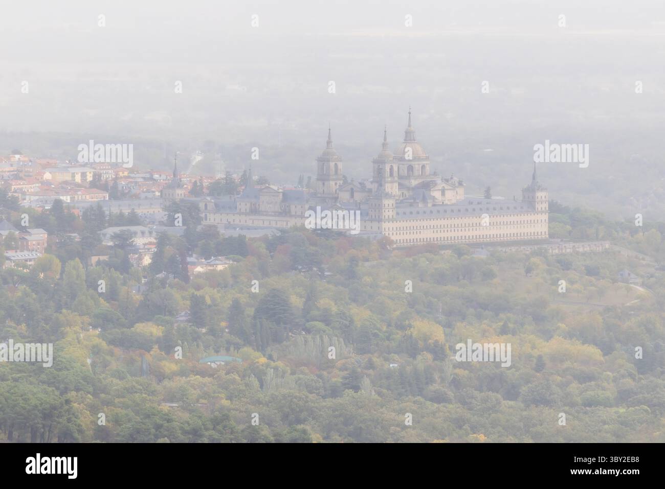 Vue sur le monastère El Escorial depuis un point de vue sur le mont Abantos Banque D'Images