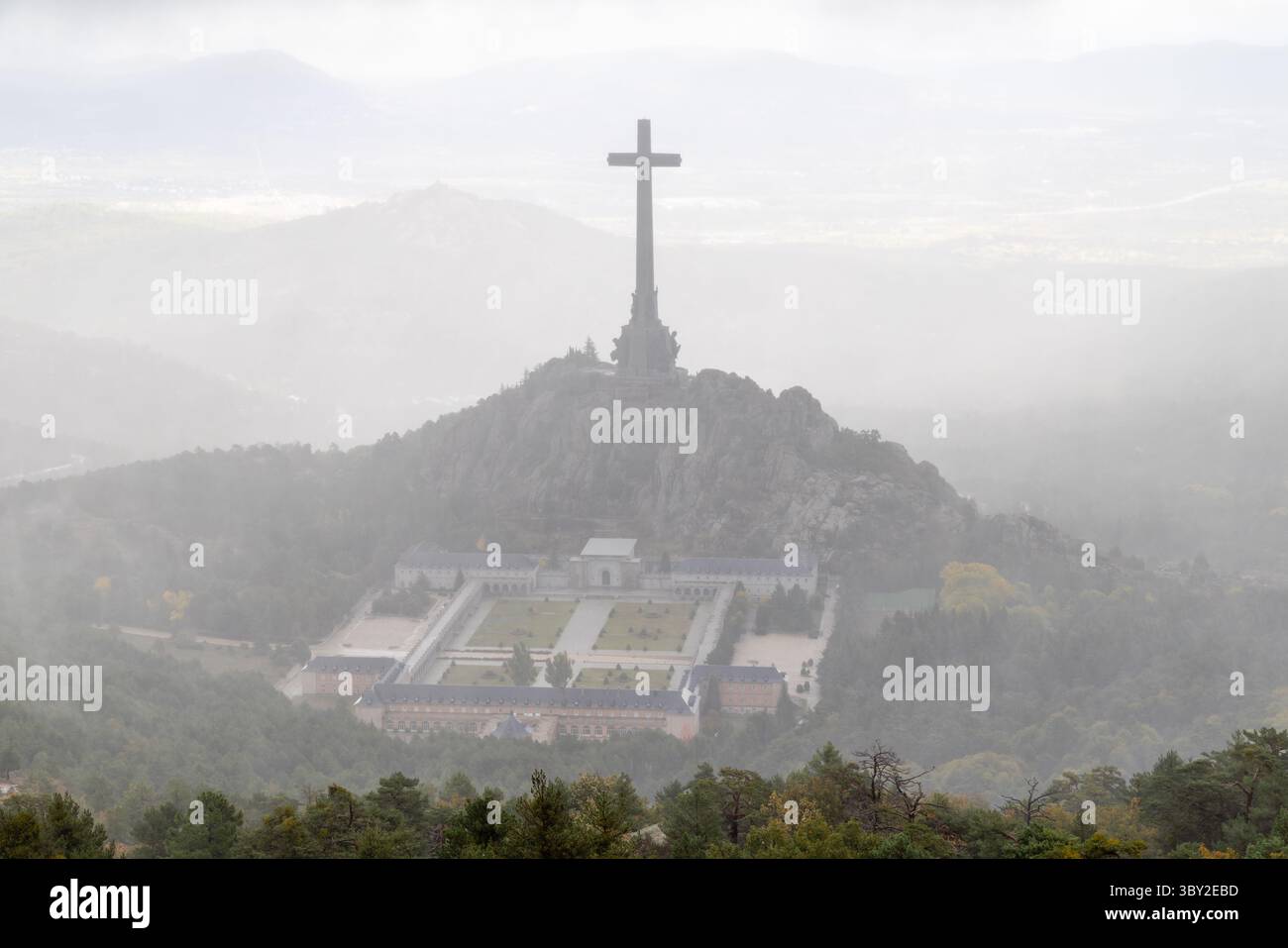 Complexe monumental de la vallée de Cuelgamuros couvert par le brouillard matinal à Madrid, Espagne Banque D'Images