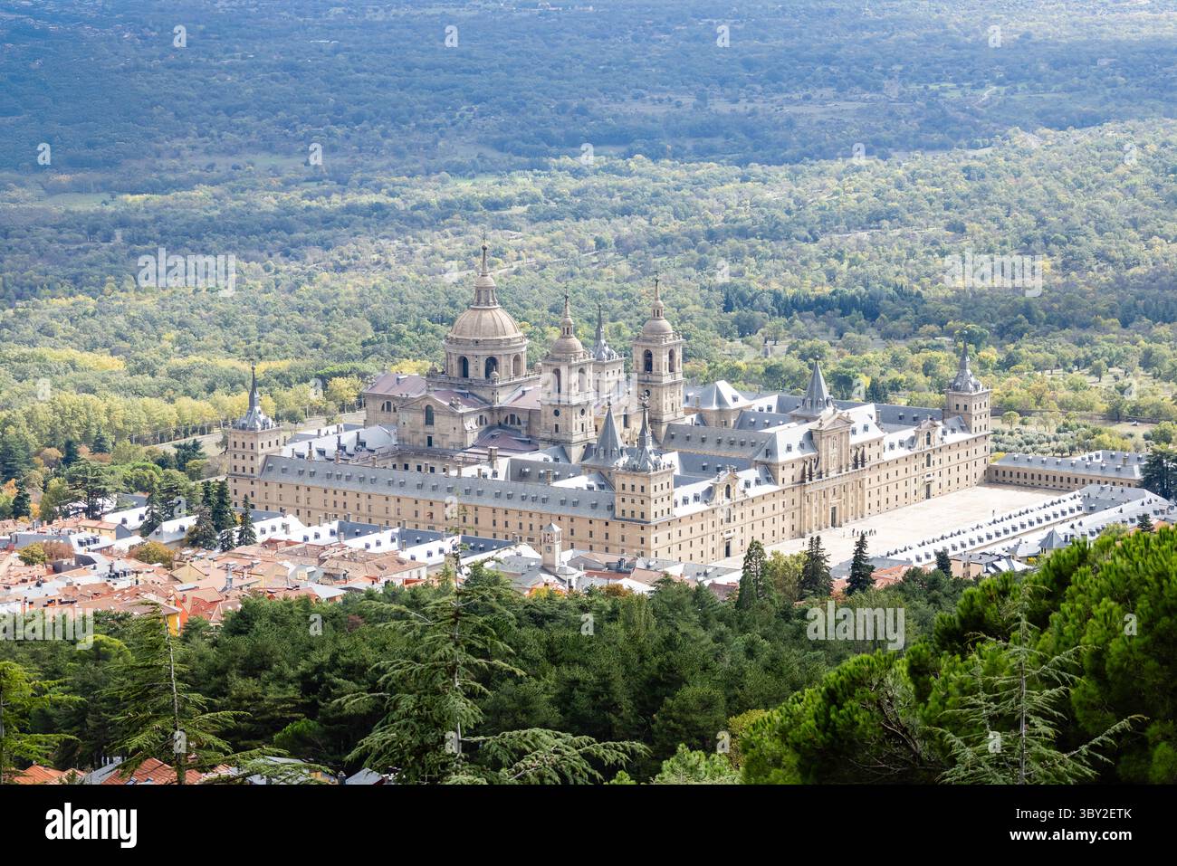 Vue sur le monastère El Escorial depuis un point de vue sur le mont Abantos Banque D'Images