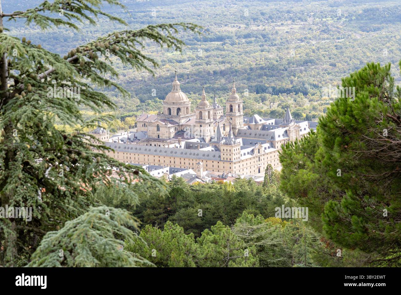 Vue sur le monastère El Escorial depuis un point de vue sur le mont Abantos Banque D'Images