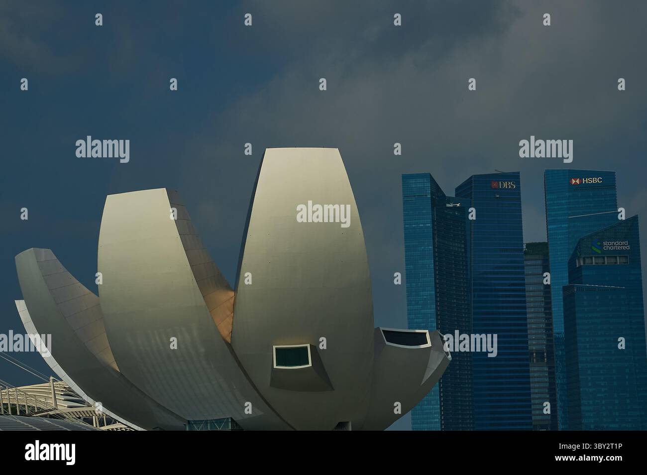 Musée des sciences de l'art dans le centre-ville de Singapour appelé la « main accueillante de Singapour » a été conçu par Moshe Safdie et ouvert en 2011. Banque D'Images