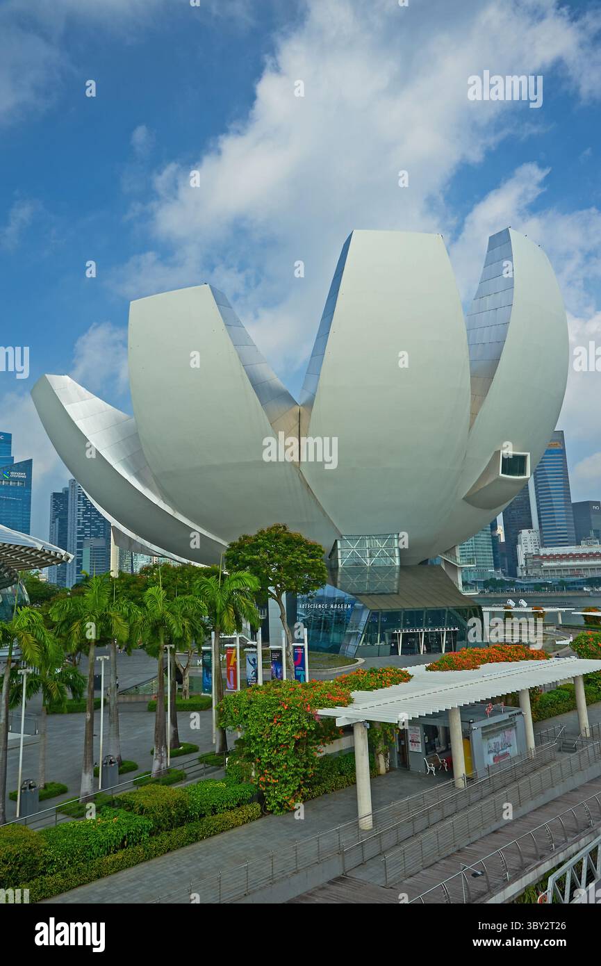 Musée des sciences de l'art dans le centre-ville de Singapour appelé la « main accueillante de Singapour » a été conçu par Moshe Safdie et ouvert en 2011. Banque D'Images
