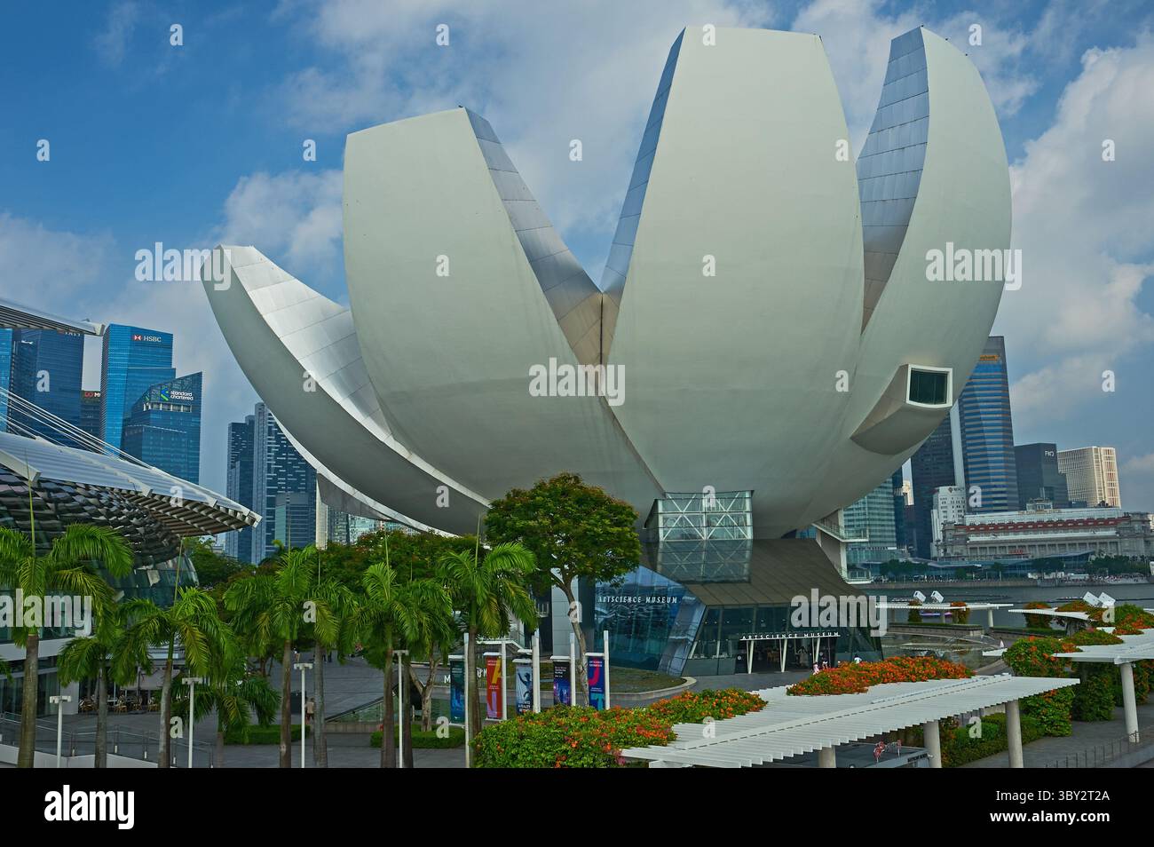 Musée des sciences de l'art dans le centre-ville de Singapour appelé la « main accueillante de Singapour » a été conçu par Moshe Safdie et ouvert en 2011. Banque D'Images