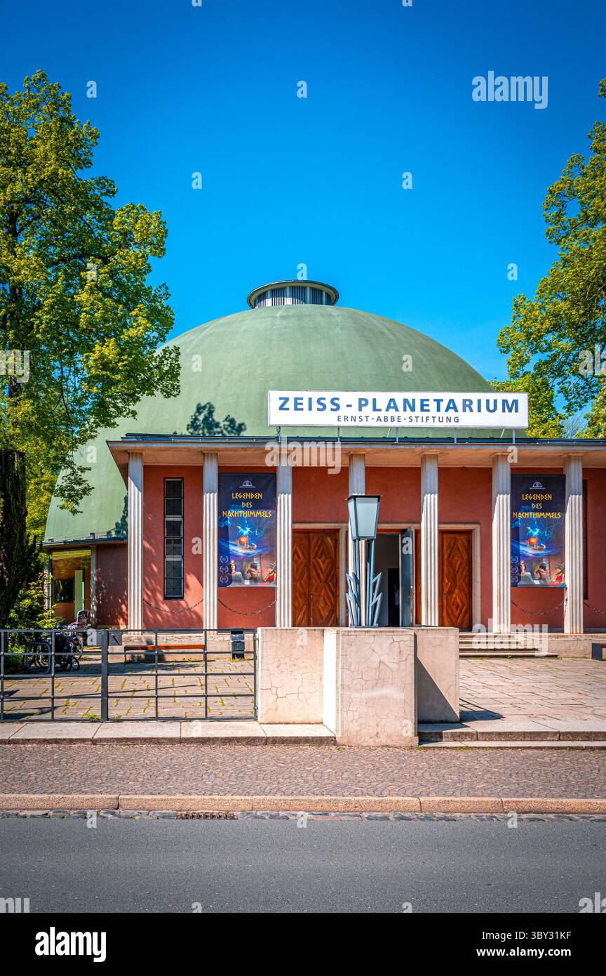 Planétarium Zeiss avec architecture classique par temps clair, Iéna, Thuringe, Allemagne Banque D'Images