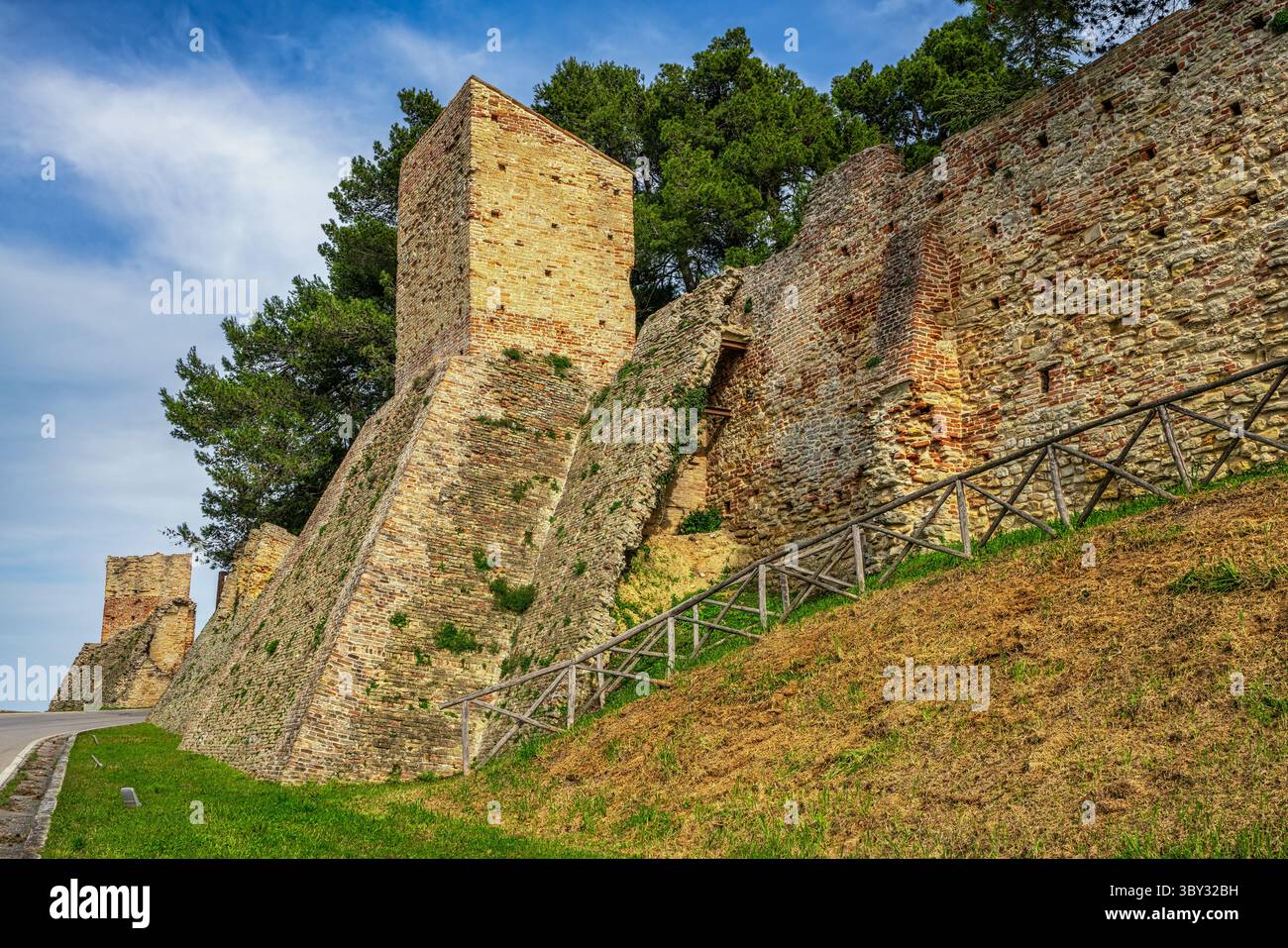 Remparts médiévaux avec des tours de guet défendant la ville historique de Ripatransone. Ripatransone, Ascoli Piceno, région des Marches, Italie, Europe Banque D'Images