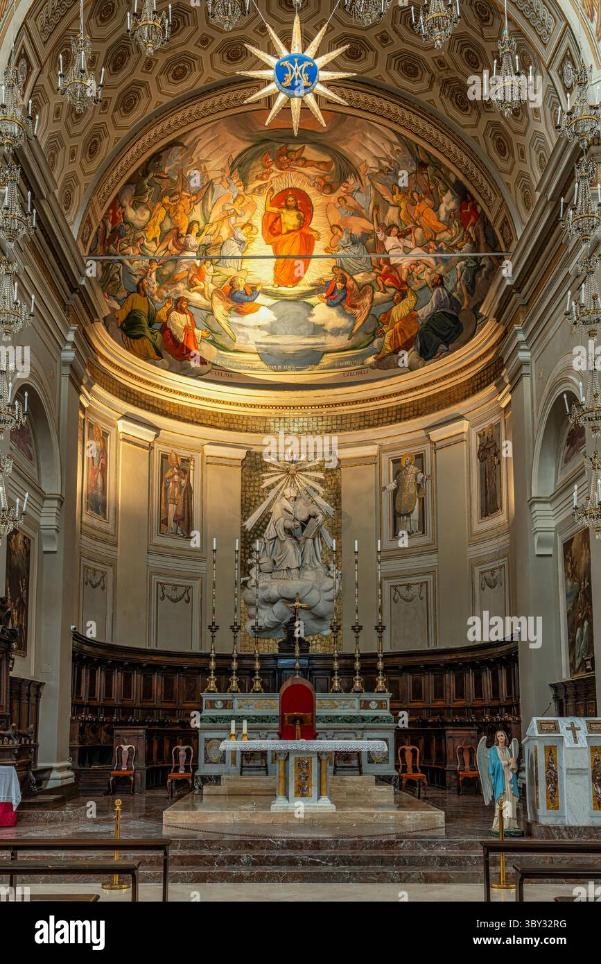 L'abside et le maître-autel de la co-cathédrale des Saints Grégoire le Grand et Marguerite et la chapelle de notre-Dame de San Giovanni. Ripatransone, Ascoli Banque D'Images