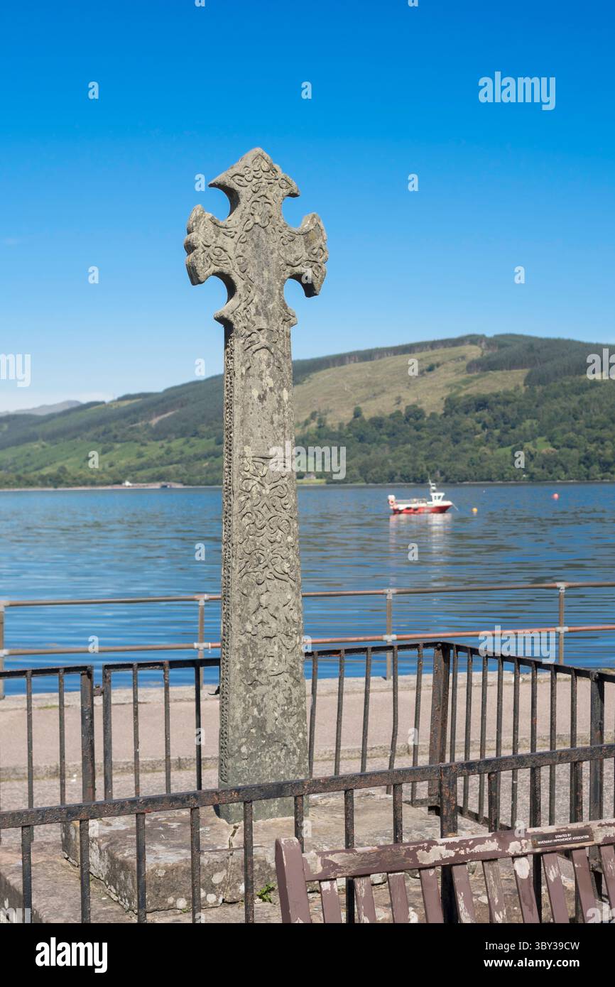 La croix celtique du XVe siècle sur la rive du Loch Fyne à Inveraray, Écosse, Royaume-Uni Banque D'Images