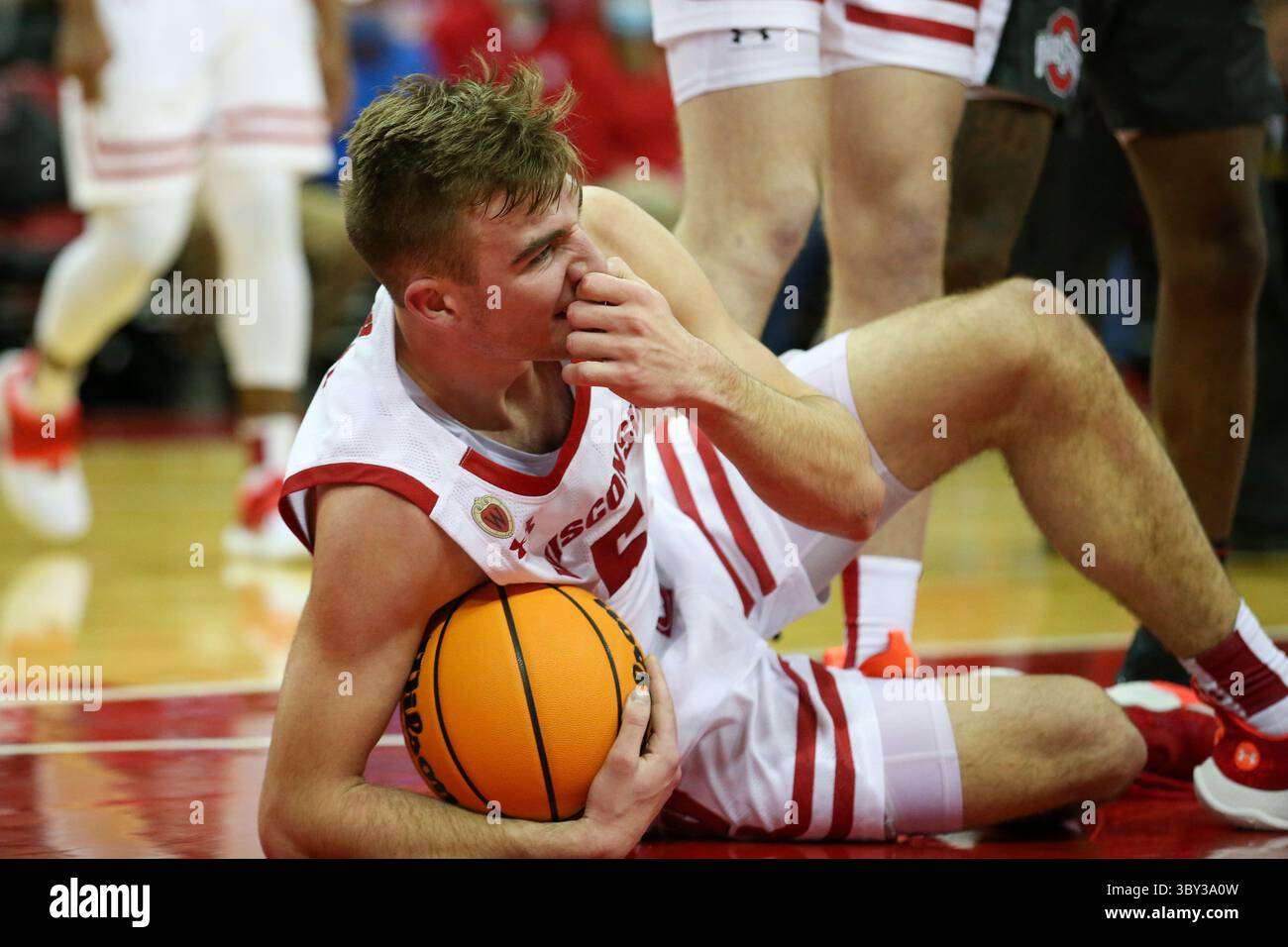 13 janvier 2022 : L'attaquant des Wisconsin Badgers Tyler Wahl (5 ans) lors du match de basket-ball de la NCAA entre les Buckeyes de l'État de l'Ohio et les Wisconsin Badgers au Kohl Center de Madison, WISCONSIN. Darren Lee/CSM(image de crédit : © ; Darren Lee/CSM via ZUMA Wire) Banque D'Images