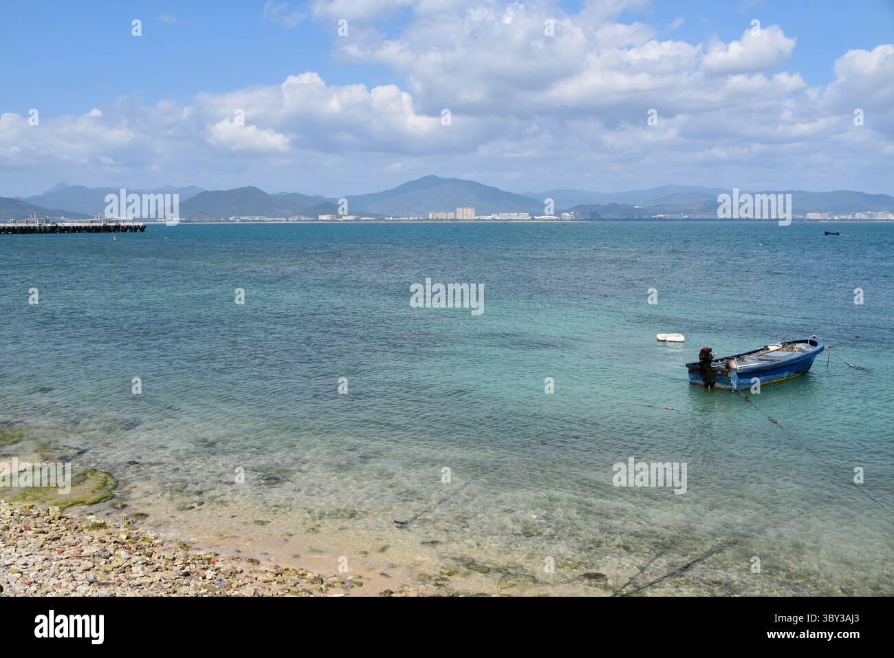 Eaux cristallines et plage à Sanya en Chine Banque D'Images