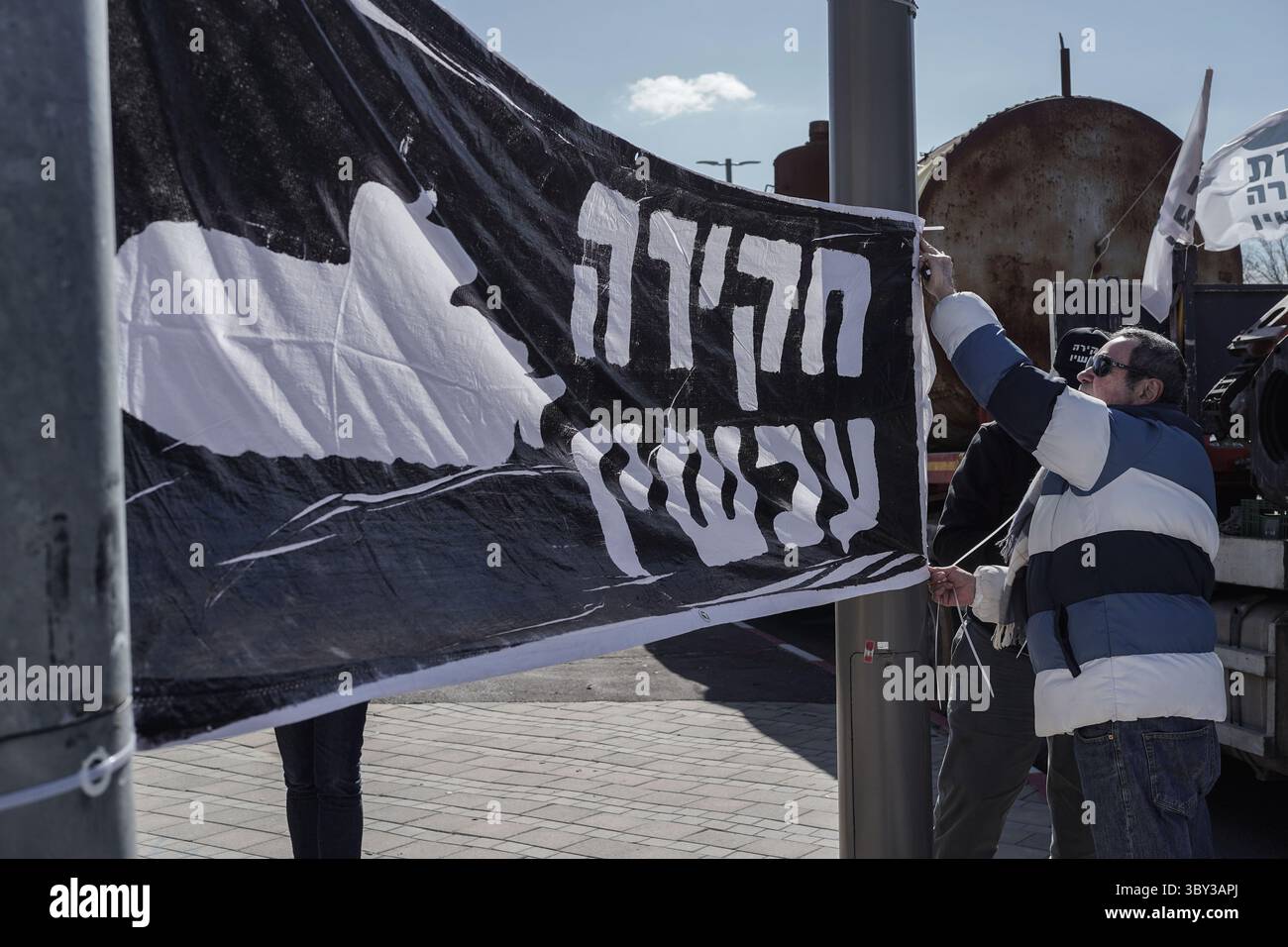 23 janvier 2022, Jérusalem, Israël : des manifestants devant le bureau du Prime Ministerâ€ ™ demandent au gouvernement de voter en faveur d'une commission d'enquête sur l'affaire des sous-marins, suite à un convoi de maquettes de sous-marins à Jérusalem. Le scandale porte sur des soupçons de corruption impliquant l'achat de trois sous-marins de la classe Dolphin et de quatre corvette auprès du ThyssenKrupp du GermanyÂ€™s. L'affaire a déjà donné lieu à un certain nombre de mises en accusation contre des proches confidents de l'ancien premier ministre Netanyahou. (Crédit image : © Nir Alon/ZUMA Press Wire) Banque D'Images