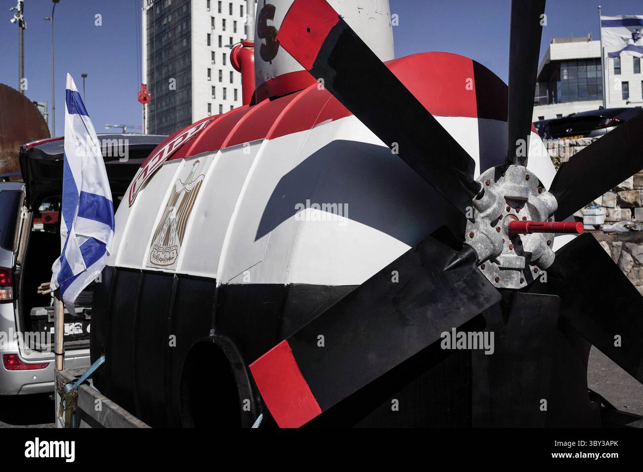 23 janvier 2022, Jérusalem, Israël : des manifestants devant le bureau du Prime Ministerâ€ ™ demandent au gouvernement de voter en faveur d'une commission d'enquête sur l'affaire des sous-marins, suite à un convoi de maquettes de sous-marins à Jérusalem. Le scandale porte sur des soupçons de corruption impliquant l'achat de trois sous-marins de la classe Dolphin et de quatre corvette auprès du ThyssenKrupp du GermanyÂ€™s. L'affaire a déjà donné lieu à un certain nombre de mises en accusation contre des proches confidents de l'ancien premier ministre Netanyahou. (Crédit image : © Nir Alon/ZUMA Press Wire) Banque D'Images