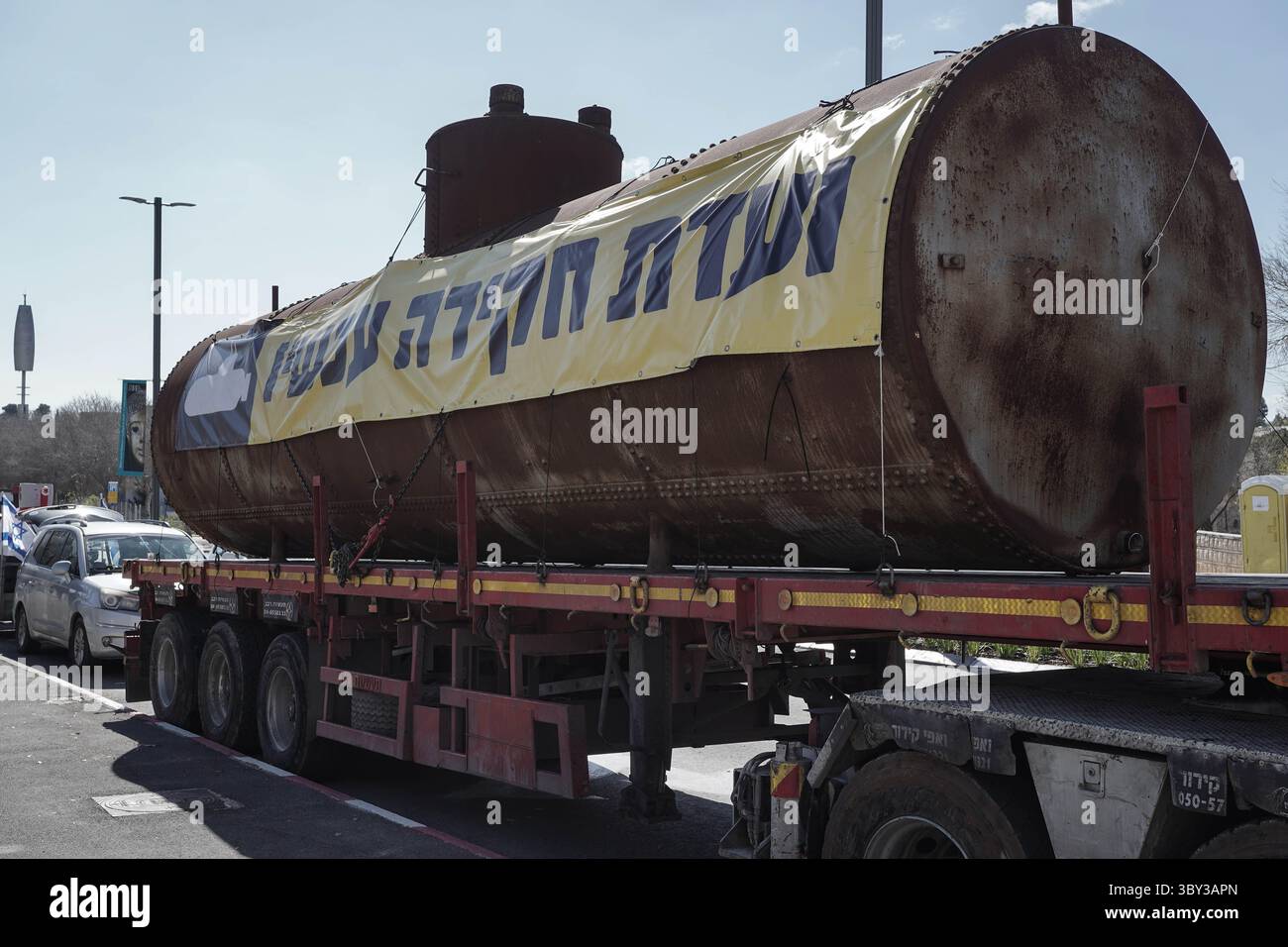 23 janvier 2022, Jérusalem, Israël : des manifestants devant le bureau du Prime Ministerâ€ ™ demandent au gouvernement de voter en faveur d'une commission d'enquête sur l'affaire des sous-marins, suite à un convoi de maquettes de sous-marins à Jérusalem. Le scandale porte sur des soupçons de corruption impliquant l'achat de trois sous-marins de la classe Dolphin et de quatre corvette auprès du ThyssenKrupp du GermanyÂ€™s. L'affaire a déjà donné lieu à un certain nombre de mises en accusation contre des proches confidents de l'ancien premier ministre Netanyahou. (Crédit image : © Nir Alon/ZUMA Press Wire) Banque D'Images
