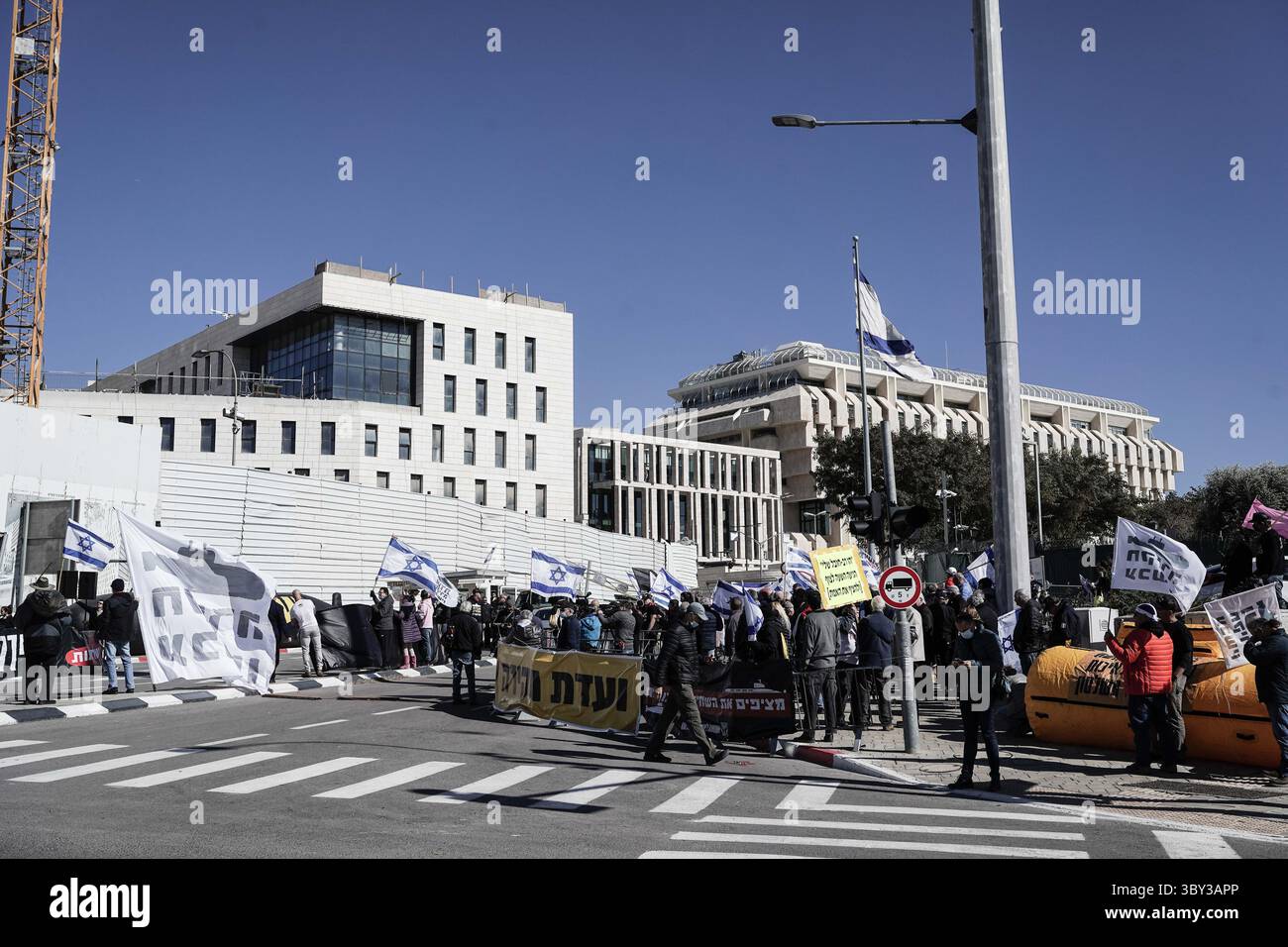 23 janvier 2022, Jérusalem, Israël : des manifestants devant le bureau du Prime Ministerâ€ ™ demandent au gouvernement de voter en faveur d'une commission d'enquête sur l'affaire des sous-marins, suite à un convoi de maquettes de sous-marins à Jérusalem. Le scandale porte sur des soupçons de corruption impliquant l'achat de trois sous-marins de la classe Dolphin et de quatre corvette auprès du ThyssenKrupp du GermanyÂ€™s. L'affaire a déjà donné lieu à un certain nombre de mises en accusation contre des proches confidents de l'ancien premier ministre Netanyahou. (Crédit image : © Nir Alon/ZUMA Press Wire) Banque D'Images