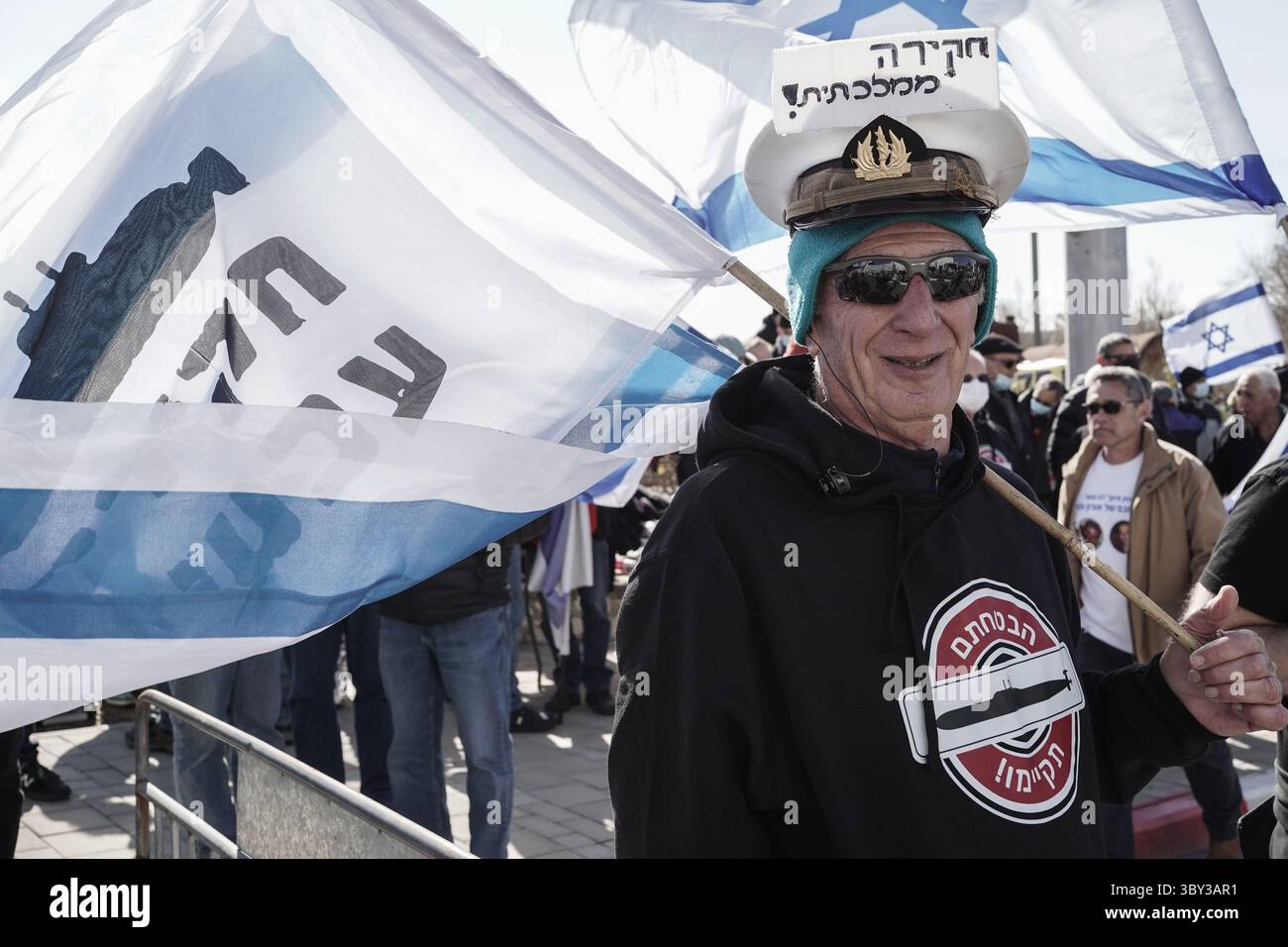 23 janvier 2022, Jérusalem, Israël : des manifestants devant le bureau du Prime Ministerâ€ ™ demandent au gouvernement de voter en faveur d'une commission d'enquête sur l'affaire des sous-marins, suite à un convoi de maquettes de sous-marins à Jérusalem. Le scandale porte sur des soupçons de corruption impliquant l'achat de trois sous-marins de la classe Dolphin et de quatre corvette auprès du ThyssenKrupp du GermanyÂ€™s. L'affaire a déjà donné lieu à un certain nombre de mises en accusation contre des proches confidents de l'ancien premier ministre Netanyahou. (Crédit image : © Nir Alon/ZUMA Press Wire) Banque D'Images