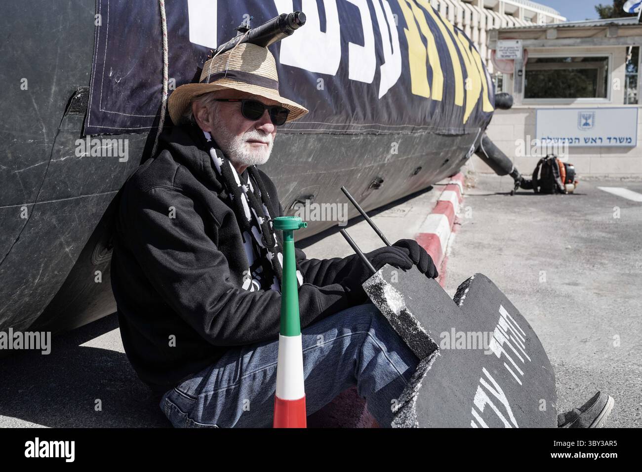 23 janvier 2022, Jérusalem, Israël : des manifestants devant le bureau du Prime Ministerâ€ ™ demandent au gouvernement de voter en faveur d'une commission d'enquête sur l'affaire des sous-marins, suite à un convoi de maquettes de sous-marins à Jérusalem. Le scandale porte sur des soupçons de corruption impliquant l'achat de trois sous-marins de la classe Dolphin et de quatre corvette auprès du ThyssenKrupp du GermanyÂ€™s. L'affaire a déjà donné lieu à un certain nombre de mises en accusation contre des proches confidents de l'ancien premier ministre Netanyahou. (Crédit image : © Nir Alon/ZUMA Press Wire) Banque D'Images