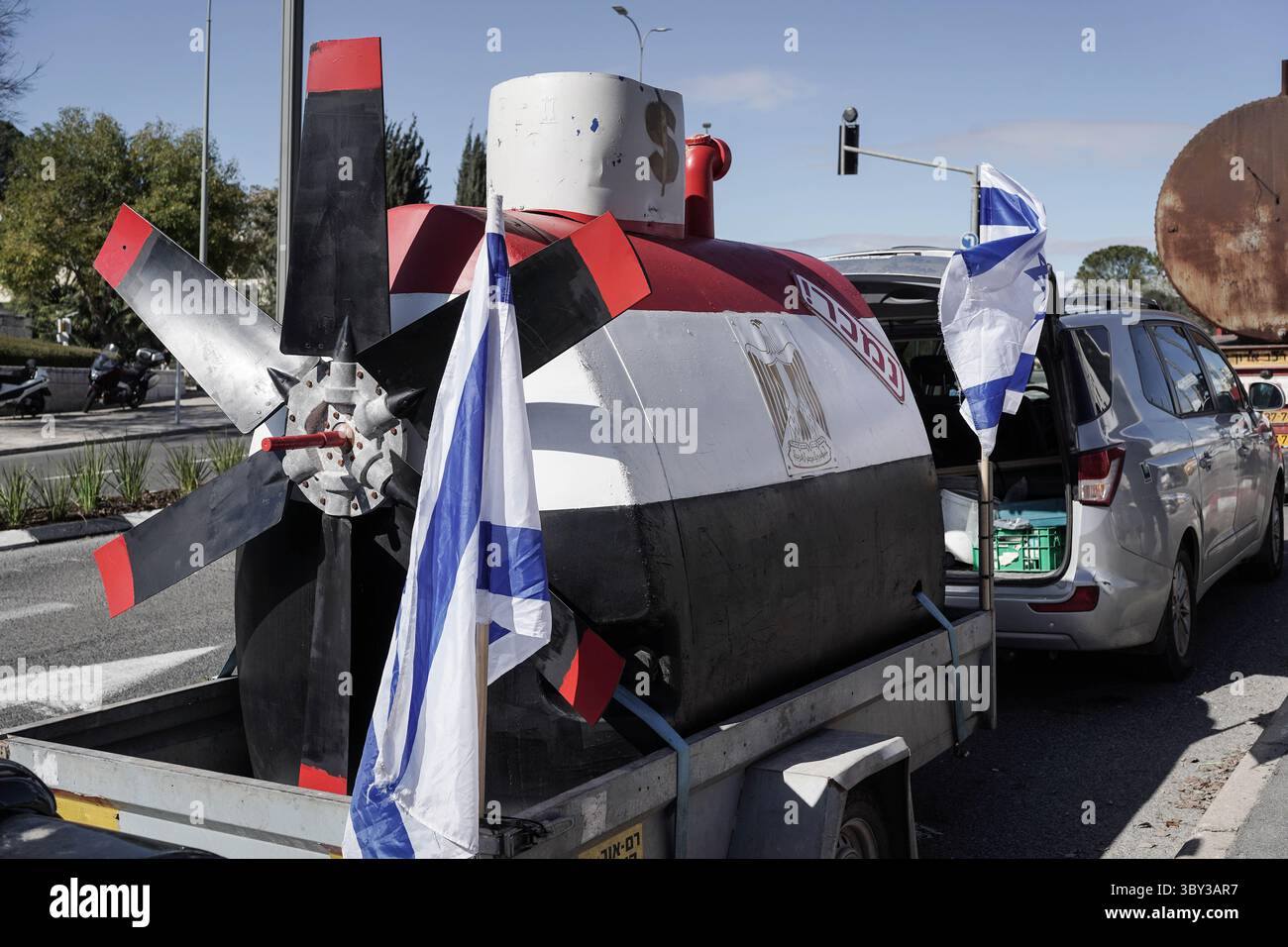 23 janvier 2022, Jérusalem, Israël : des manifestants devant le bureau du Prime Ministerâ€ ™ demandent au gouvernement de voter en faveur d'une commission d'enquête sur l'affaire des sous-marins, suite à un convoi de maquettes de sous-marins à Jérusalem. Le scandale porte sur des soupçons de corruption impliquant l'achat de trois sous-marins de la classe Dolphin et de quatre corvette auprès du ThyssenKrupp du GermanyÂ€™s. L'affaire a déjà donné lieu à un certain nombre de mises en accusation contre des proches confidents de l'ancien premier ministre Netanyahou. (Crédit image : © Nir Alon/ZUMA Press Wire) Banque D'Images
