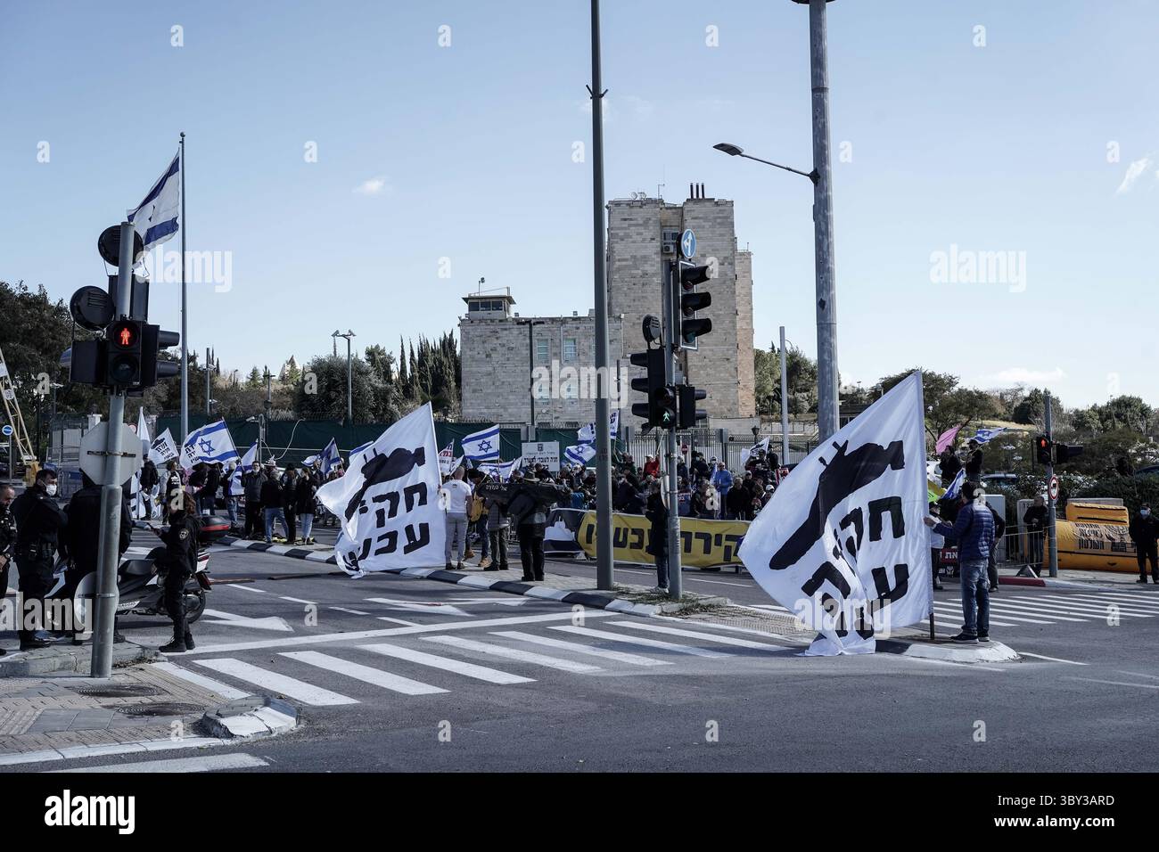 23 janvier 2022, Jérusalem, Israël : des manifestants devant le bureau du Prime Ministerâ€ ™ demandent au gouvernement de voter en faveur d'une commission d'enquête sur l'affaire des sous-marins, suite à un convoi de maquettes de sous-marins à Jérusalem. Le scandale porte sur des soupçons de corruption impliquant l'achat de trois sous-marins de la classe Dolphin et de quatre corvette auprès du ThyssenKrupp du GermanyÂ€™s. L'affaire a déjà donné lieu à un certain nombre de mises en accusation contre des proches confidents de l'ancien premier ministre Netanyahou. (Crédit image : © Nir Alon/ZUMA Press Wire) Banque D'Images