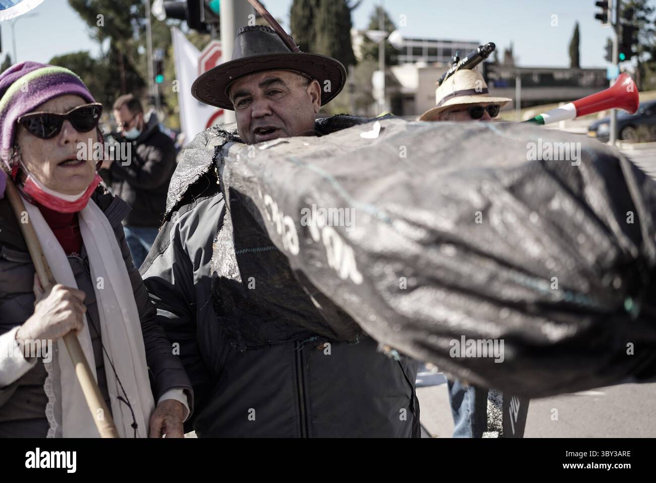 23 janvier 2022, Jérusalem, Israël : des manifestants devant le bureau du Prime Ministerâ€ ™ demandent au gouvernement de voter en faveur d'une commission d'enquête sur l'affaire des sous-marins, suite à un convoi de maquettes de sous-marins à Jérusalem. Le scandale porte sur des soupçons de corruption impliquant l'achat de trois sous-marins de la classe Dolphin et de quatre corvette auprès du ThyssenKrupp du GermanyÂ€™s. L'affaire a déjà donné lieu à un certain nombre de mises en accusation contre des proches confidents de l'ancien premier ministre Netanyahou. (Crédit image : © Nir Alon/ZUMA Press Wire) Banque D'Images