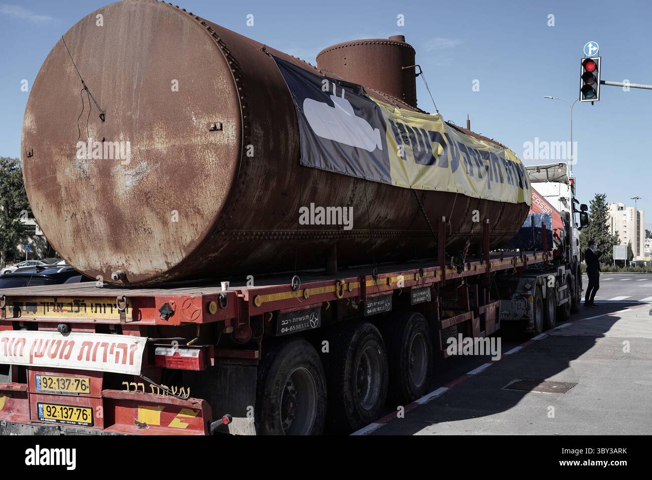 23 janvier 2022, Jérusalem, Israël : des manifestants devant le bureau du Prime Ministerâ€ ™ demandent au gouvernement de voter en faveur d'une commission d'enquête sur l'affaire des sous-marins, suite à un convoi de maquettes de sous-marins à Jérusalem. Le scandale porte sur des soupçons de corruption impliquant l'achat de trois sous-marins de la classe Dolphin et de quatre corvette auprès du ThyssenKrupp du GermanyÂ€™s. L'affaire a déjà donné lieu à un certain nombre de mises en accusation contre des proches confidents de l'ancien premier ministre Netanyahou. (Crédit image : © Nir Alon/ZUMA Press Wire) Banque D'Images
