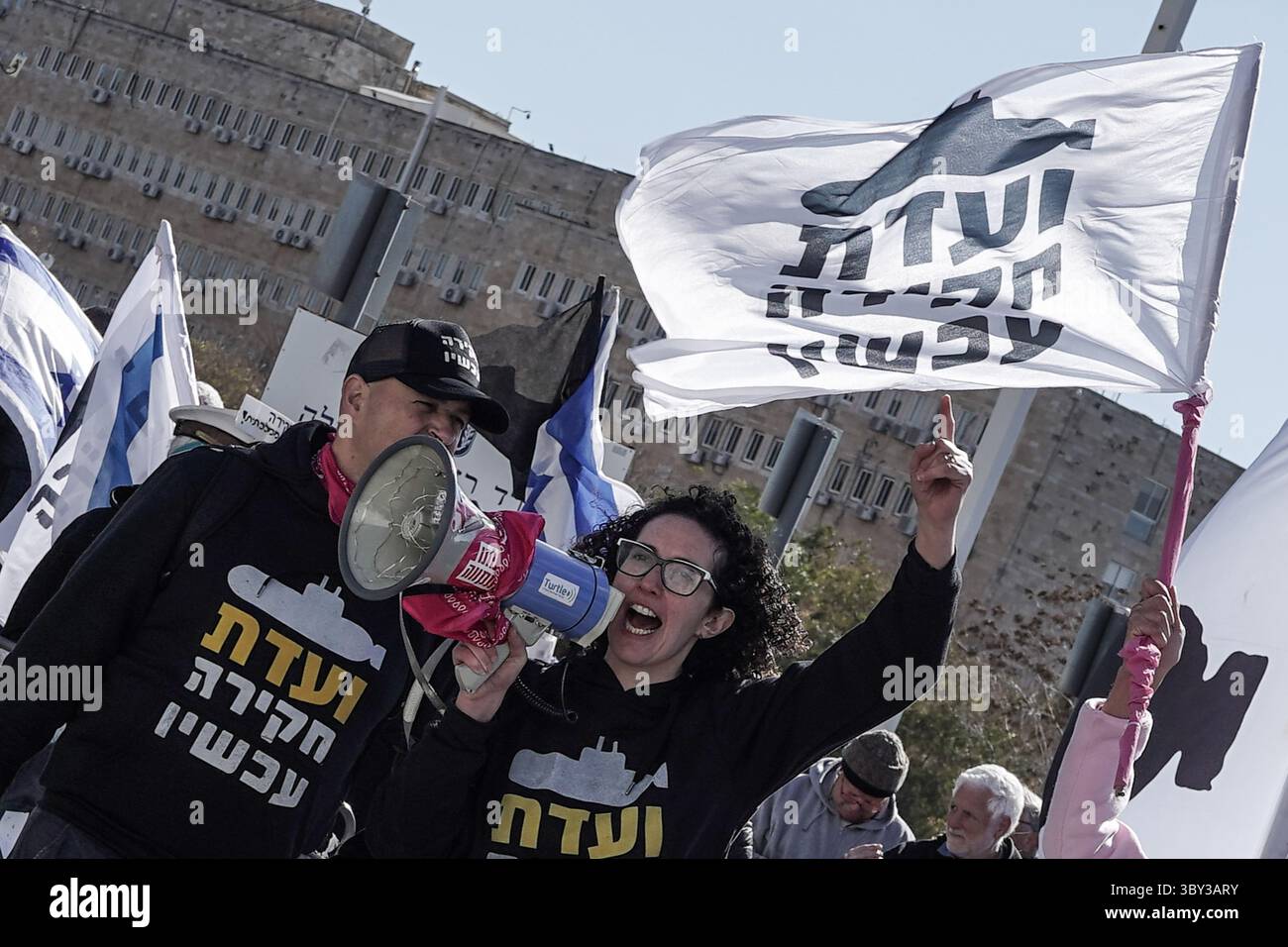 23 janvier 2022, Jérusalem, Israël : des manifestants devant le bureau du Prime Ministerâ€ ™ demandent au gouvernement de voter en faveur d'une commission d'enquête sur l'affaire des sous-marins, suite à un convoi de maquettes de sous-marins à Jérusalem. Le scandale porte sur des soupçons de corruption impliquant l'achat de trois sous-marins de la classe Dolphin et de quatre corvette auprès du ThyssenKrupp du GermanyÂ€™s. L'affaire a déjà donné lieu à un certain nombre de mises en accusation contre des proches confidents de l'ancien premier ministre Netanyahou. (Crédit image : © Nir Alon/ZUMA Press Wire) Banque D'Images
