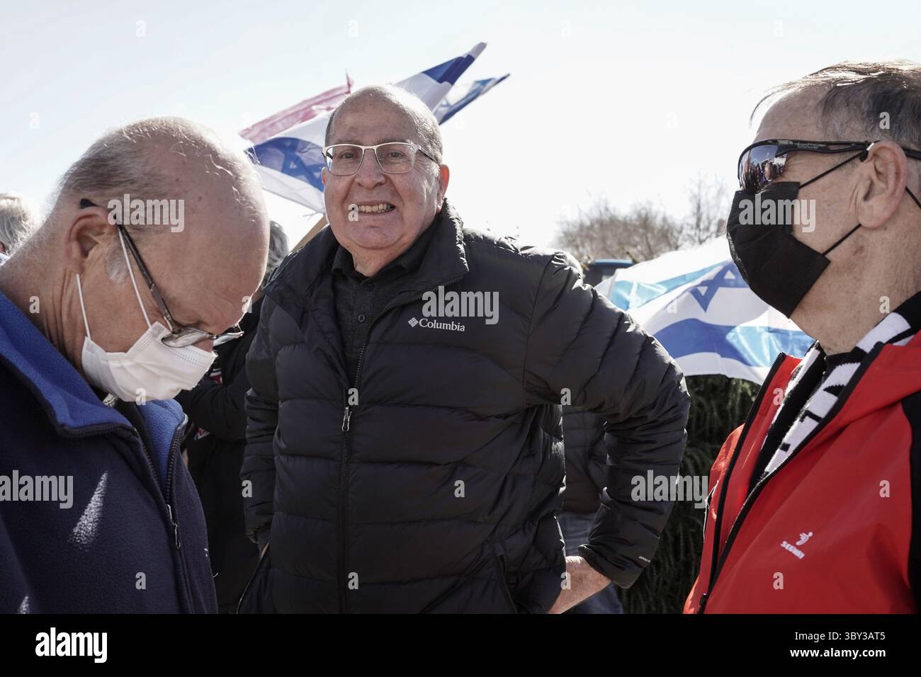 23 janvier 2022, Jérusalem, Israël : des manifestants devant le bureau du Prime Ministerâ€ ™ demandent au gouvernement de voter en faveur d'une commission d'enquête sur l'affaire des sous-marins, suite à un convoi de maquettes de sous-marins à Jérusalem. Le scandale porte sur des soupçons de corruption impliquant l'achat de trois sous-marins de la classe Dolphin et de quatre corvette auprès du ThyssenKrupp du GermanyÂ€™s. L'affaire a déjà donné lieu à un certain nombre de mises en accusation contre des proches confidents de l'ancien premier ministre Netanyahou. (Crédit image : © Nir Alon/ZUMA Press Wire) Banque D'Images
