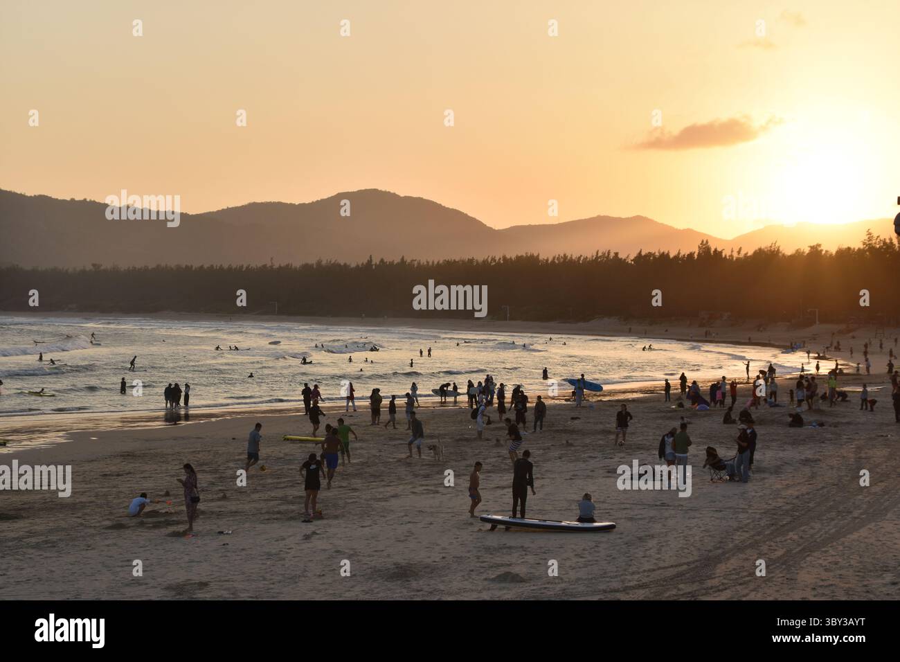 Magnifique coucher de soleil sur la plage et l'océan à Houhai près de Sanya sur l'île de Hainan Banque D'Images