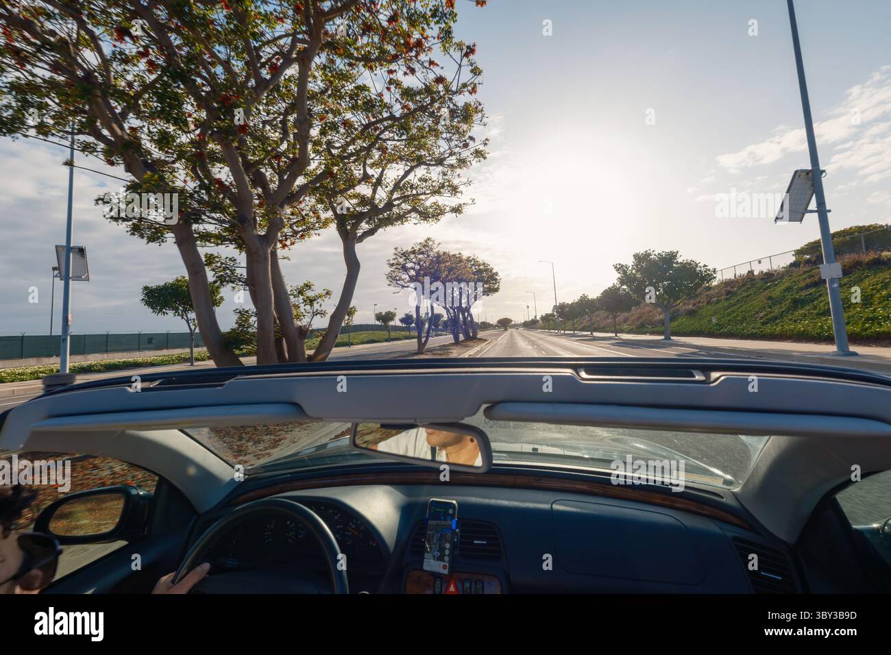 Une Mercedes CLK cabriolet avec commandes par le haut de Manhattan Beach, Los Angeles, États-Unis Banque D'Images