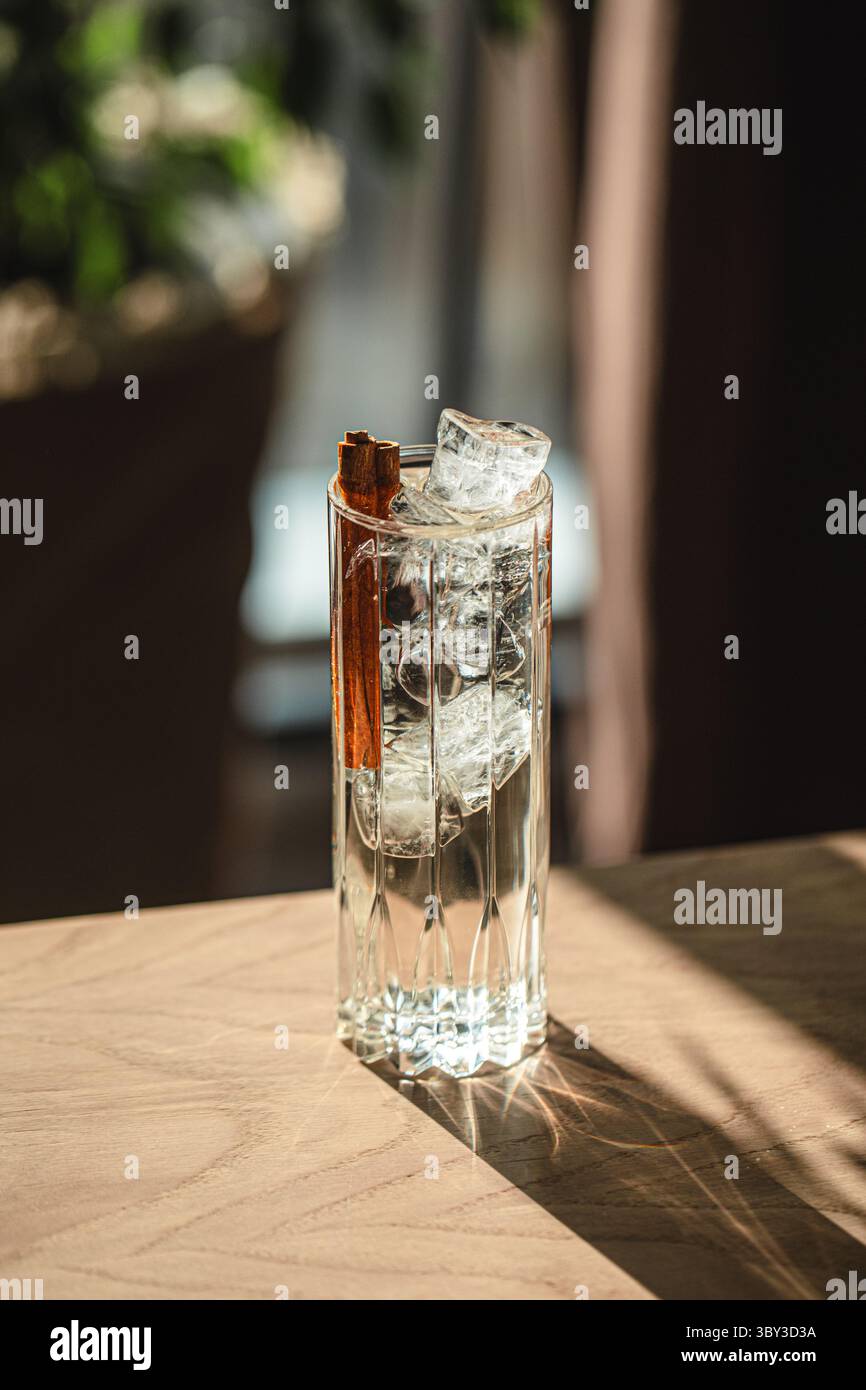 Cocktail limpide avec glaçons et cannelle Banque D'Images