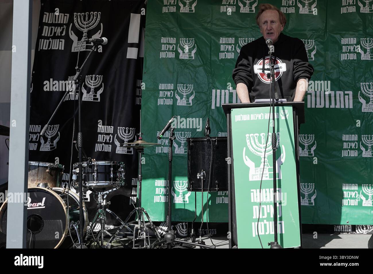23 janvier 2022, Jérusalem, Israël : des manifestants devant le bureau du Prime Ministerâ€ ™ demandent au gouvernement de voter en faveur d'une commission d'enquête sur l'affaire des sous-marins, suite à un convoi de maquettes de sous-marins à Jérusalem. Le scandale porte sur des soupçons de corruption impliquant l'achat de trois sous-marins de la classe Dolphin et de quatre corvette auprès du ThyssenKrupp du GermanyÂ€™s. L'affaire a déjà donné lieu à un certain nombre de mises en accusation contre des proches confidents de l'ancien premier ministre Netanyahou. (Crédit image : © Nir Alon/ZUMA Press Wire) Banque D'Images