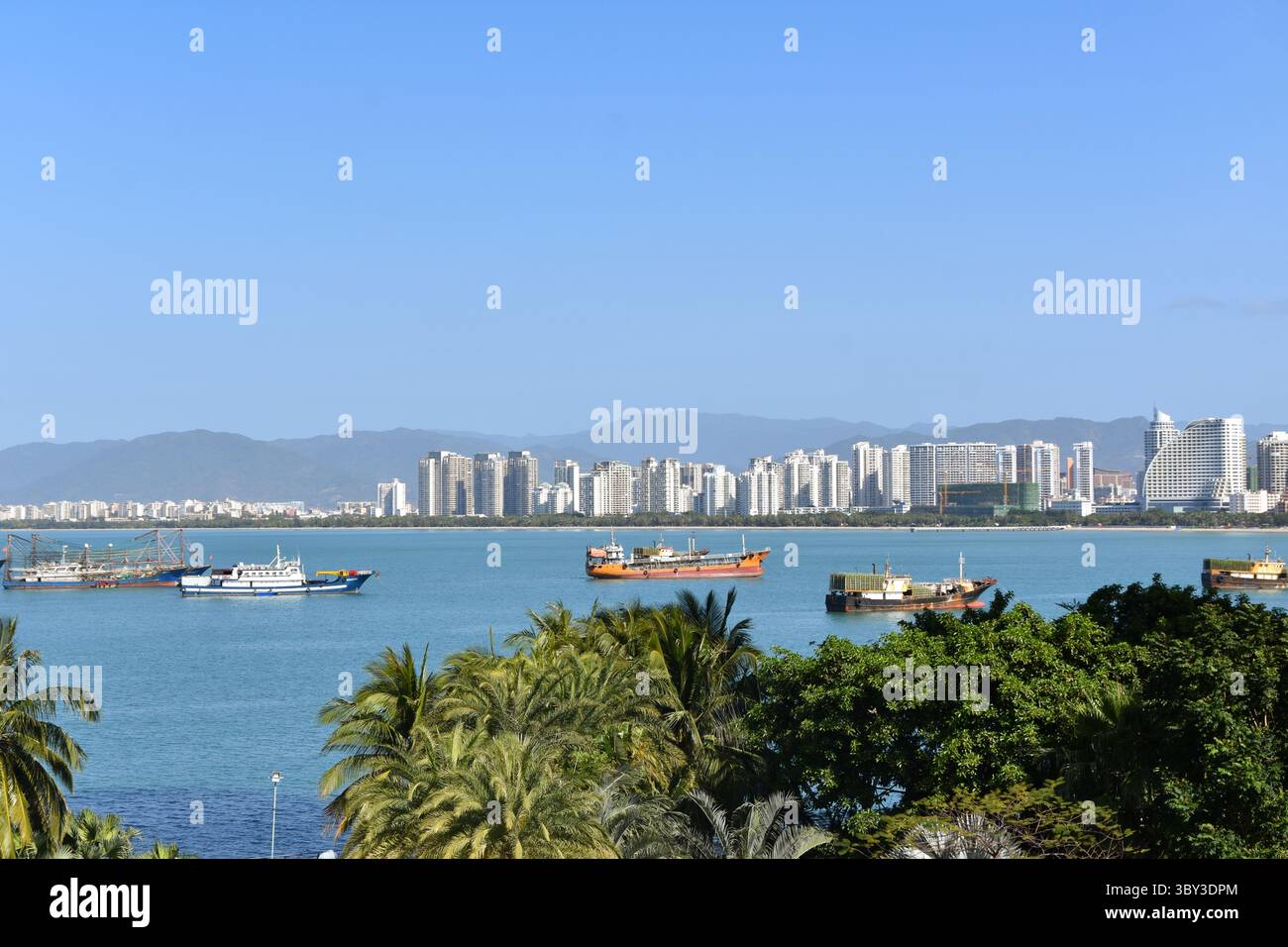 Vue sur la baie de Sanya depuis l'île Phoenix Banque D'Images