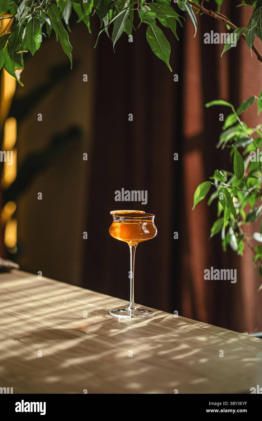 Cocktail ambre élégant sur table en bois Banque D'Images