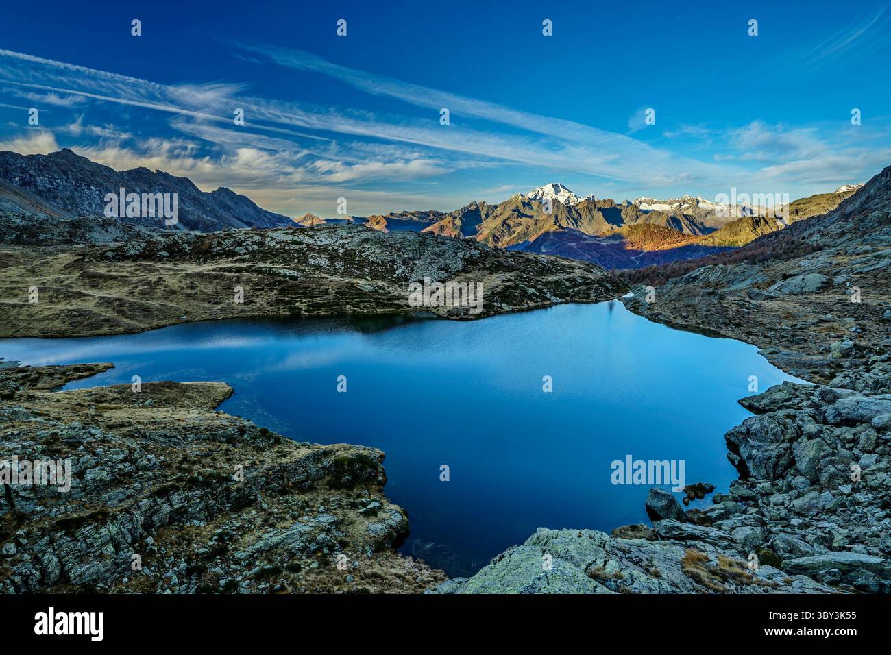 Lac de montagne avec vue sur Monte Disgrazia, Bergell, chaîne de Bernina, Lombardie, Italie Banque D'Images