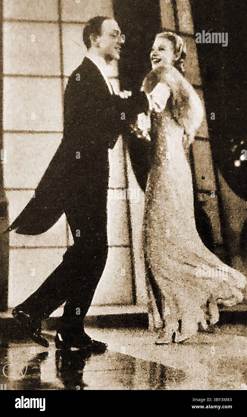 FILM - FILMS - CINÉMA - HISTOIRE -- Une image des années 1930 de Fred Astaire & Ginger Rogers dans l'une de leurs nombreuses comédies musicales. Fred Astaire (899 – 1987) et Ginger Rogers (1911 – 1995) se sont associés dans 10 films, dont neuf versions RKO. En 1949, ils sont apparus dans leur seul film couleur (Technicolor), The Barkleys of Broadway, de Metro-Goldwyn-Mayer Banque D'Images