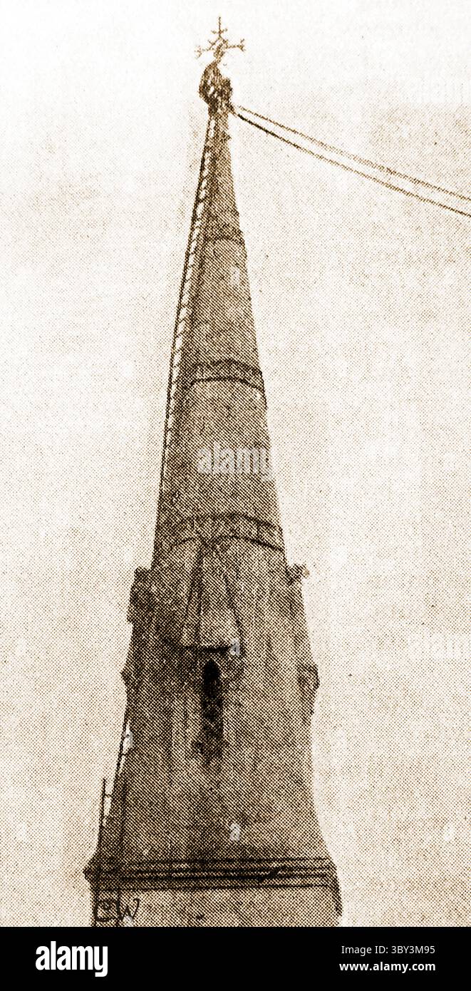 Une antenne radiotélégraphique Marconi est installée sur la flèche du clocher de l'église St Luke, Bath, Royaume-Uni vers 1915. Banque D'Images