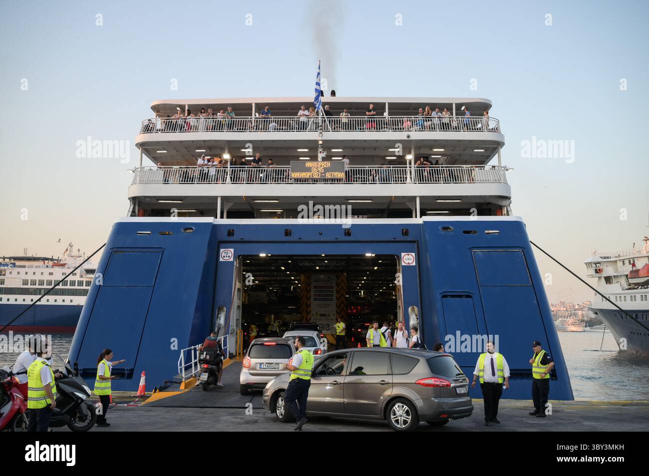 Pirée, Grèce, 19 juillet 2025. Les voyageurs en voiture et en moto embarquent à bord d'un ferry qui se prépare à partir. La Grèce est une destination touristique populaire attirant des millions de visiteurs chaque année, avec une contribution significative à son économie. Crédit : Dimitris Aspiotis/Alamy Live News Banque D'Images