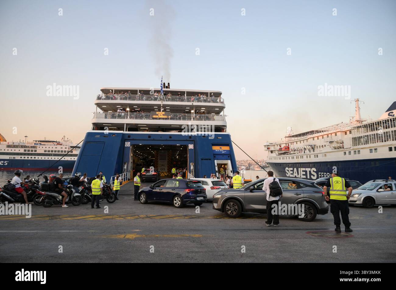 Pirée, Grèce, 19 juillet 2025. Les voyageurs en voiture et en moto embarquent à bord d'un ferry qui se prépare à partir. La Grèce est une destination touristique populaire attirant des millions de visiteurs chaque année, avec une contribution significative à son économie. Crédit : Dimitris Aspiotis/Alamy Live News Banque D'Images