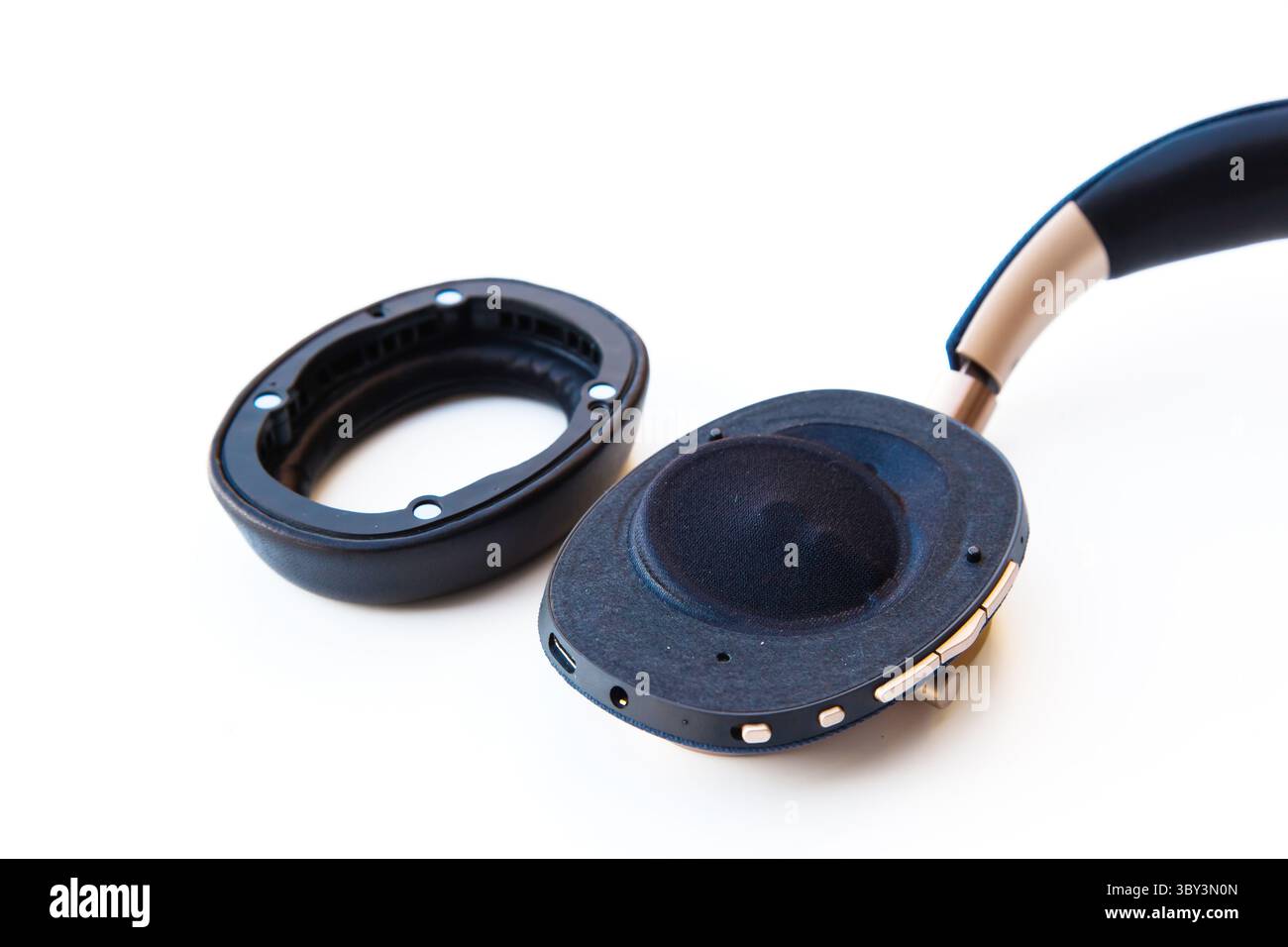 Casque sans fil Bowers et Wilkins sur fond blanc. Banque D'Images