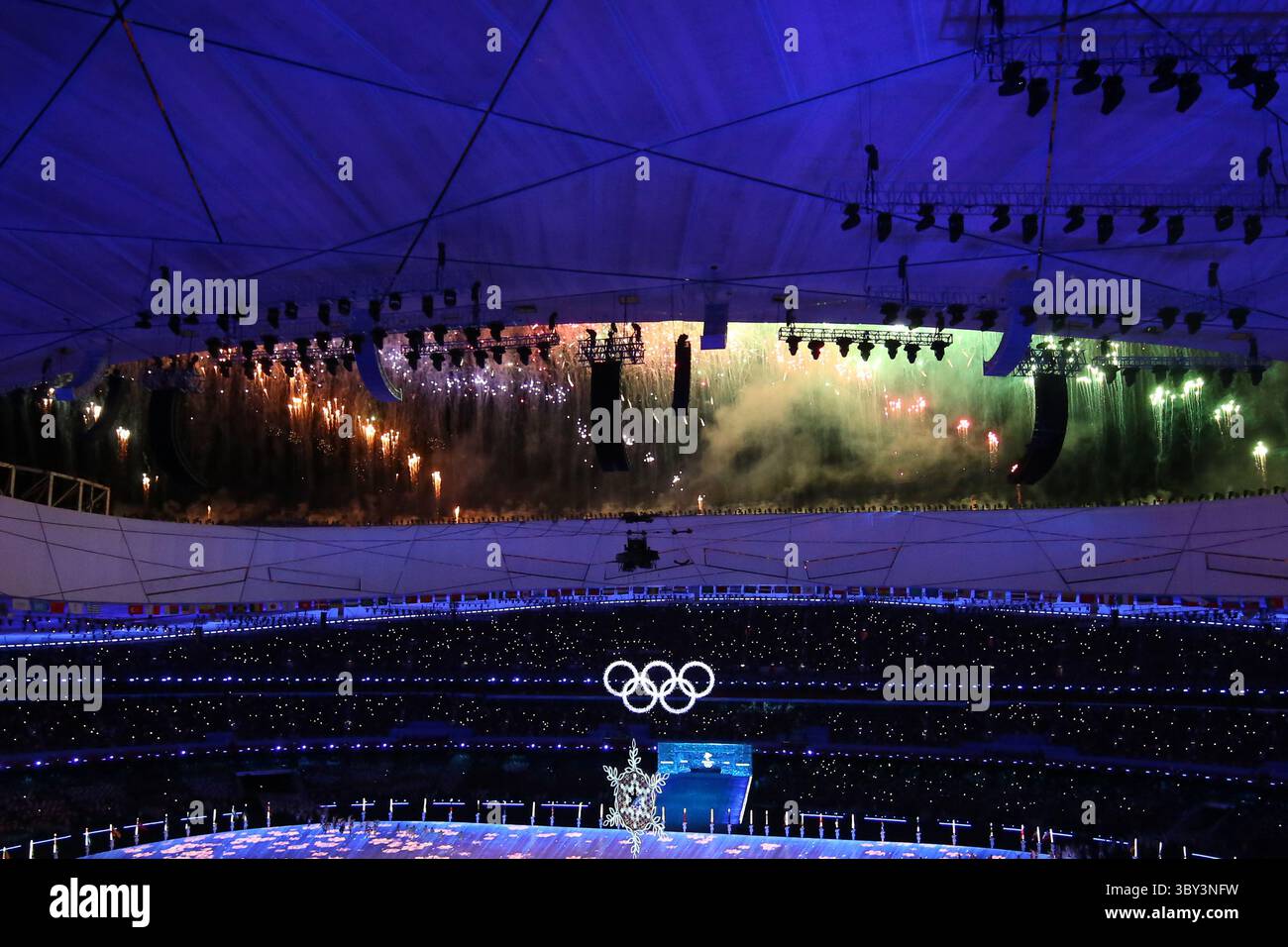 20 février 2022, Pékin, Hebei, Chine : feux d'artifice lors de la cérémonie de clôture des Jeux olympiques d'hiver de Pékin 2022 au stade olympique le 20 février 2022 à Pékin, Chine (crédit image : © Mickael Chavet/ZUMA Press Wire) Banque D'Images
