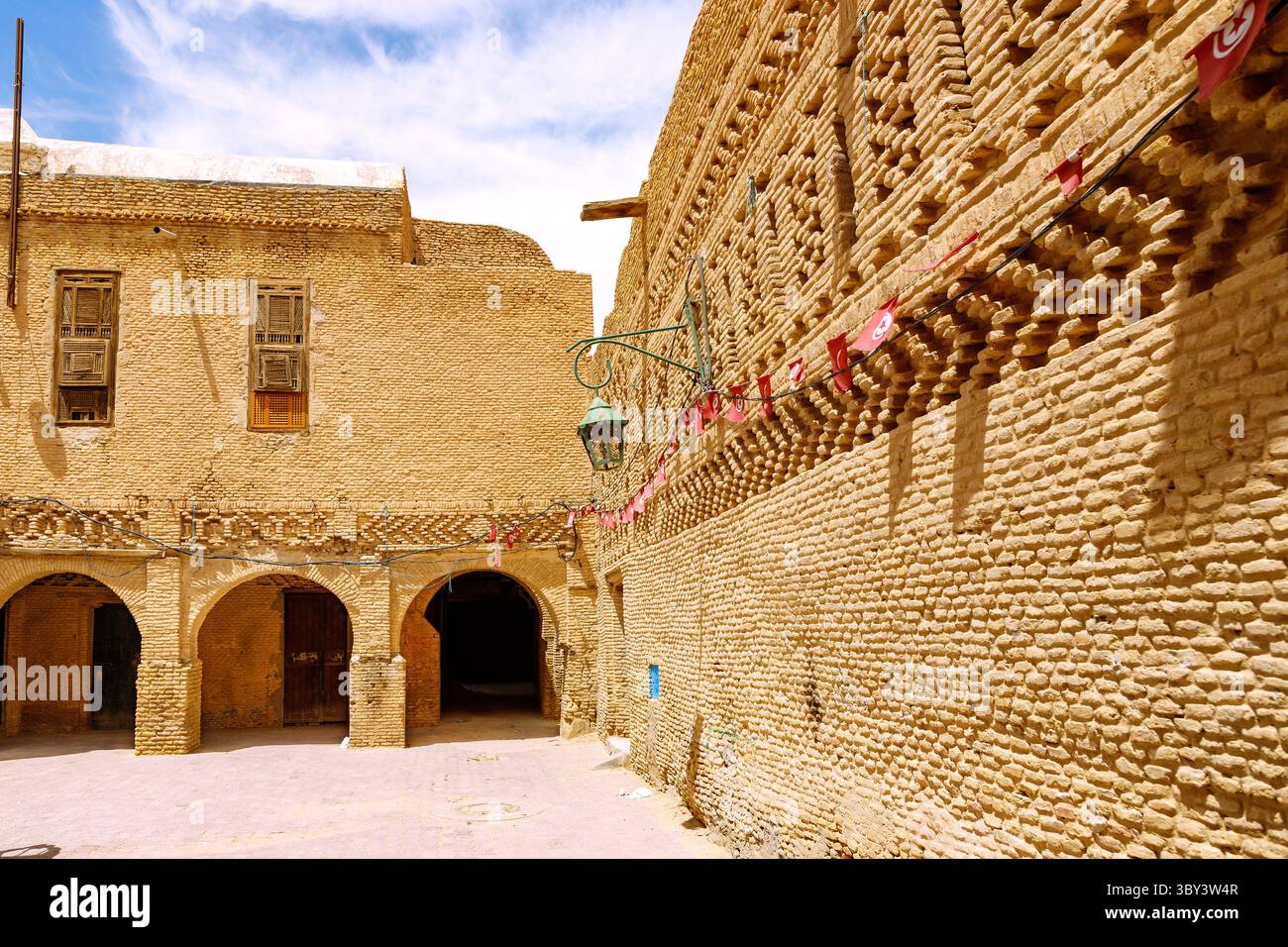 Architecture typique en briques de boue avec fenêtre dans la vieille ville (Ouled el-Hadef, Médina) de la ville oasis de Tozeur, Tunisie Banque D'Images