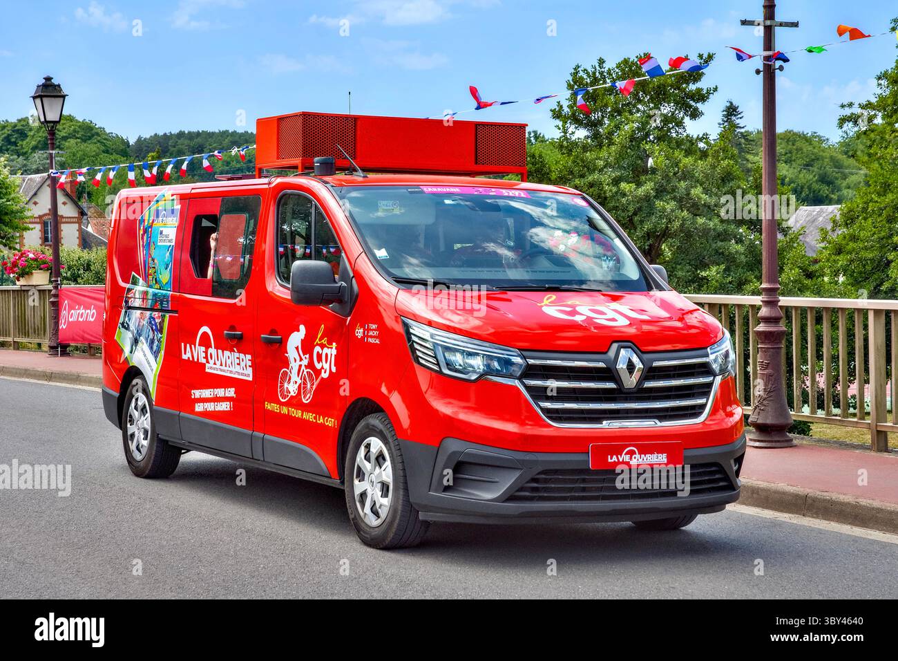 Véhicule publicitaire de la Fédération commerciale 'CGT' - partie de la Caravane du Tour de France 2025, étape 9 de Chinon à Châteauroux. Banque D'Images