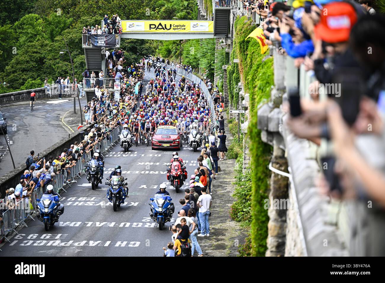Pau, France. 19 juillet 2025. Le peloton représenté sous la bannière Pau au au départ de l'étape 14 du Tour de France 2025, de Pau à Luchon-Superbagneres (183 km), le samedi 19 juillet 2025 en France. La 112ème édition du Tour de France débute le samedi 5 juillet à Lille, France, et se terminera à Paris, France, le 27 juillet. BELGA PHOTO JASPER JACOBS crédit : Belga News Agency/Alamy Live News Banque D'Images