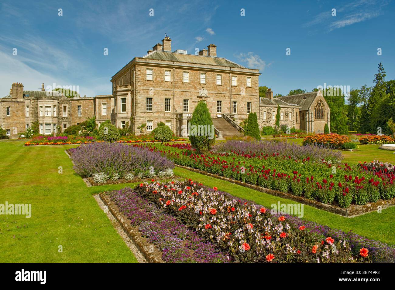 Haddo House Tarves Aberdeenshire Écosse le bâtiment impressionnant et les parterres de fleurs colorées par une chaude journée d'été Banque D'Images