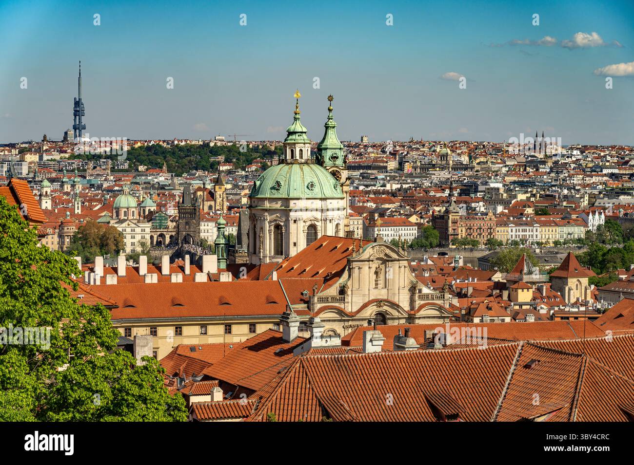 Vieille ville, rivière Vltava et église de Nicolas dans la petite ville vue d'en haut, Prague, République tchèque Banque D'Images