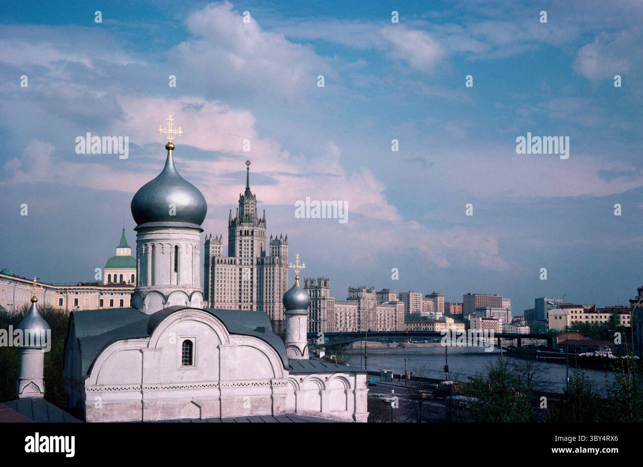 Russie. Moscou. Vue sur la ville avec Kotelnicheskaya Embankment Building & Moskva River. Vue historique. Photo : années 1980 Banque D'Images