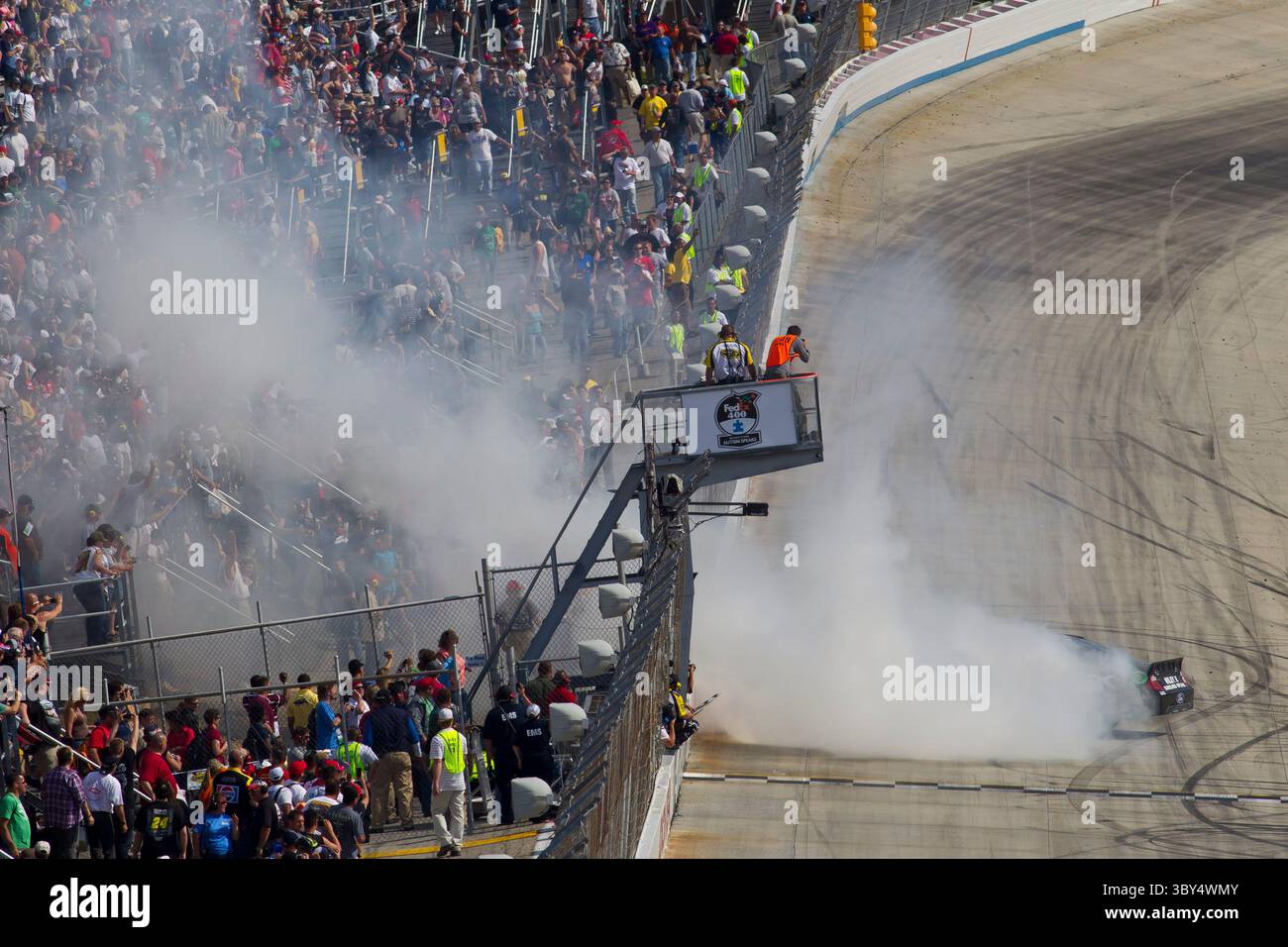 DOVER, DE - 15 MAI 2011 : Matt Kenseth a pris deux pneus lors de son dernier arrêt au pit et a dépassé l'ancien mentor Mark Martin pour remporter le FedEx 400 au Dover International Speedway à Dover, DE. (Crédit image : © Walter G. Arce Sr./ZUMA Press Wire) Banque D'Images