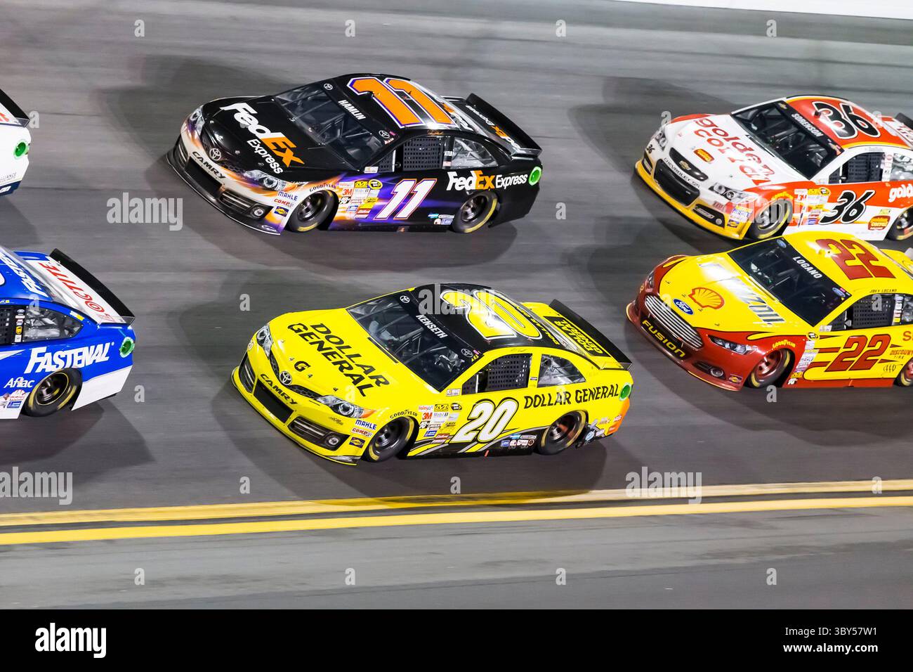 23 février 2014 - Daytona Beach, NC, États-Unis - Daytona Beach, NC - 23 février 2014 : les coéquipiers Denny Hamlin (11 ans) et Matt Kenseth (20 ans) se battent pour la position lors de la course Daytona 500 au Daytona International Speedway à Daytona Beach, NC. (Crédit image : © Walter G. Arce Sr./ZUMA Press Wire) Banque D'Images