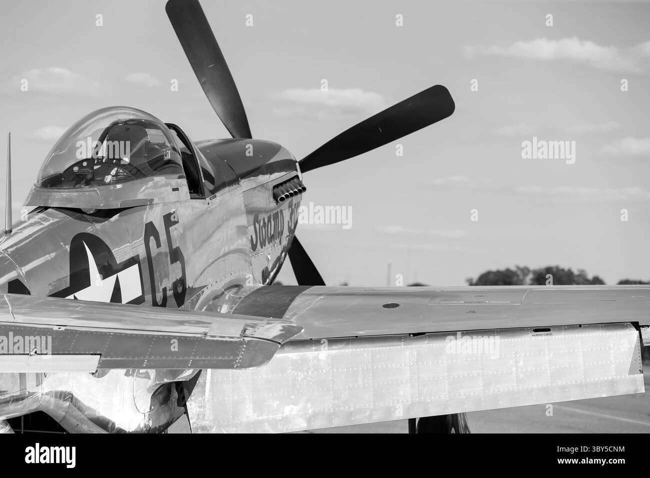 24 mai 2015 - Concord, NC, États-Unis - Concord, NC - 24 mai 2015 : des avions militaires effectuent un survol avant le départ du Coca Cola 600 au Charlotte Motor Speedway à Concord, NC. (Crédit image : © Walter G. Arce Sr./ZUMA Press Wire) Banque D'Images
